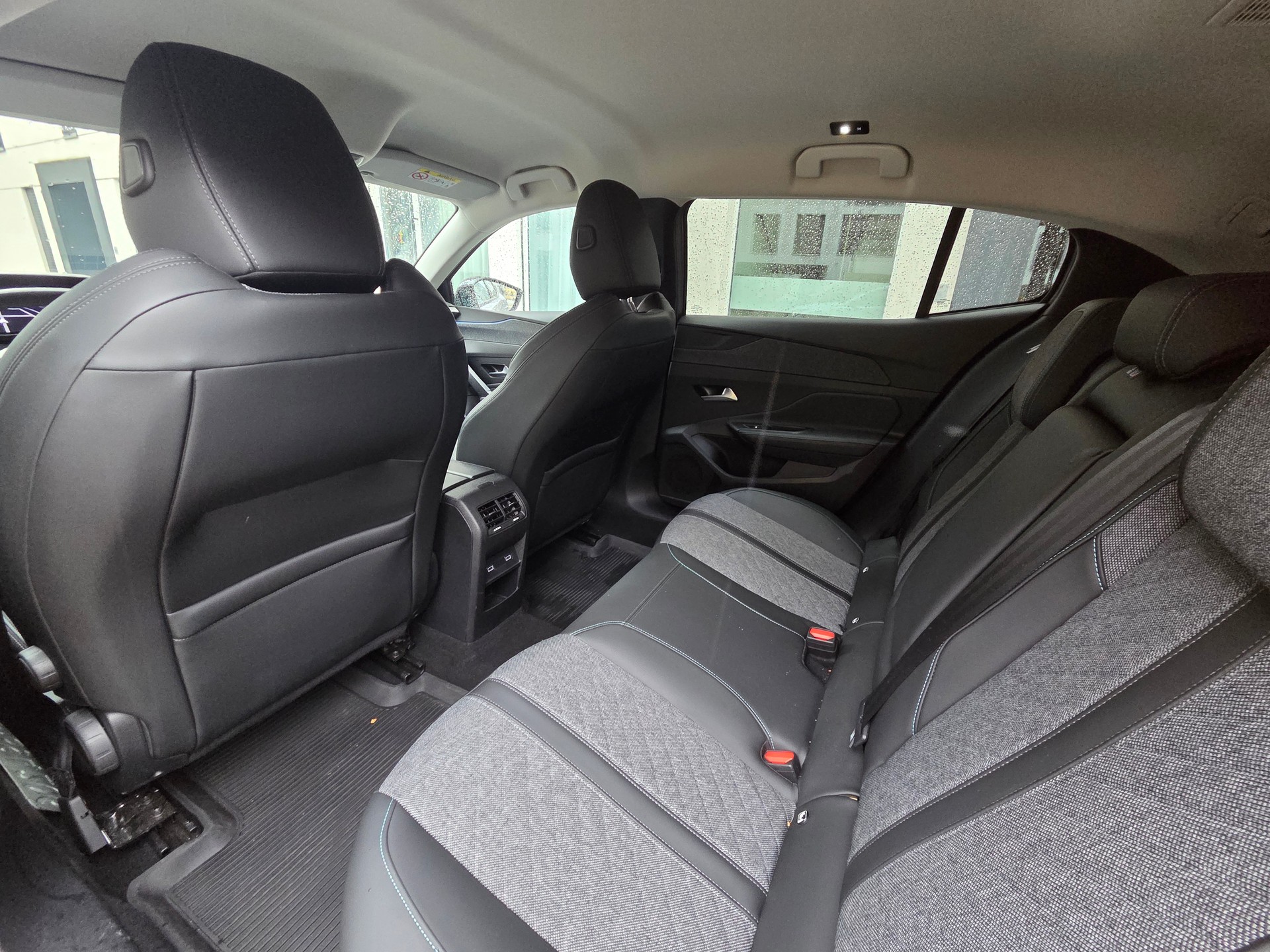 PEUGEOT 408 1.2 PureTech Allure EAT8-image-15