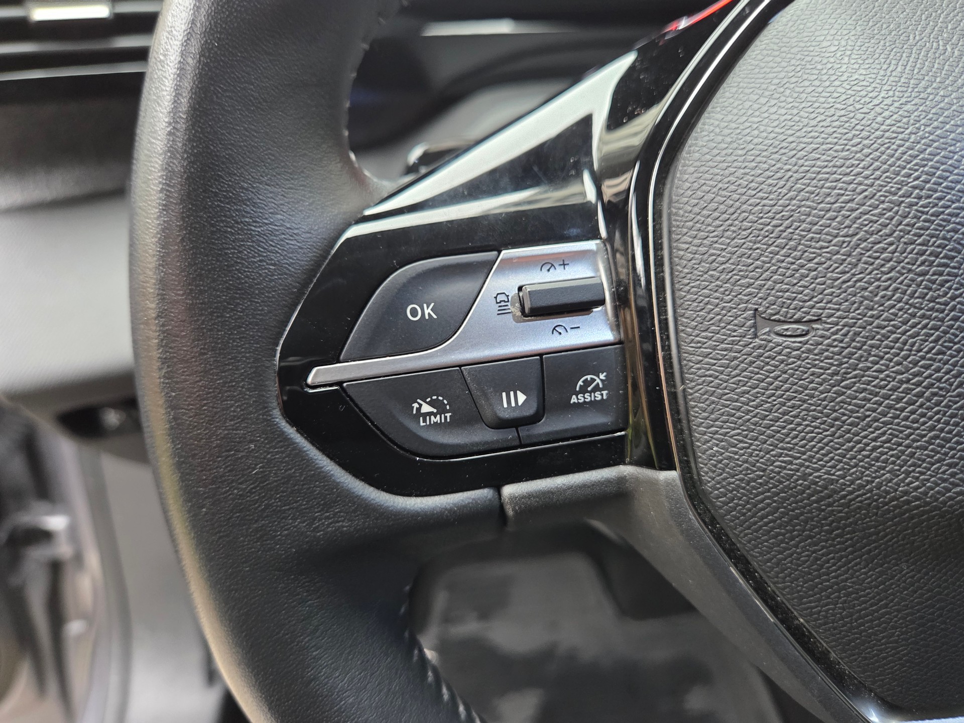 PEUGEOT 408 1.2 PureTech Allure EAT8-image-7