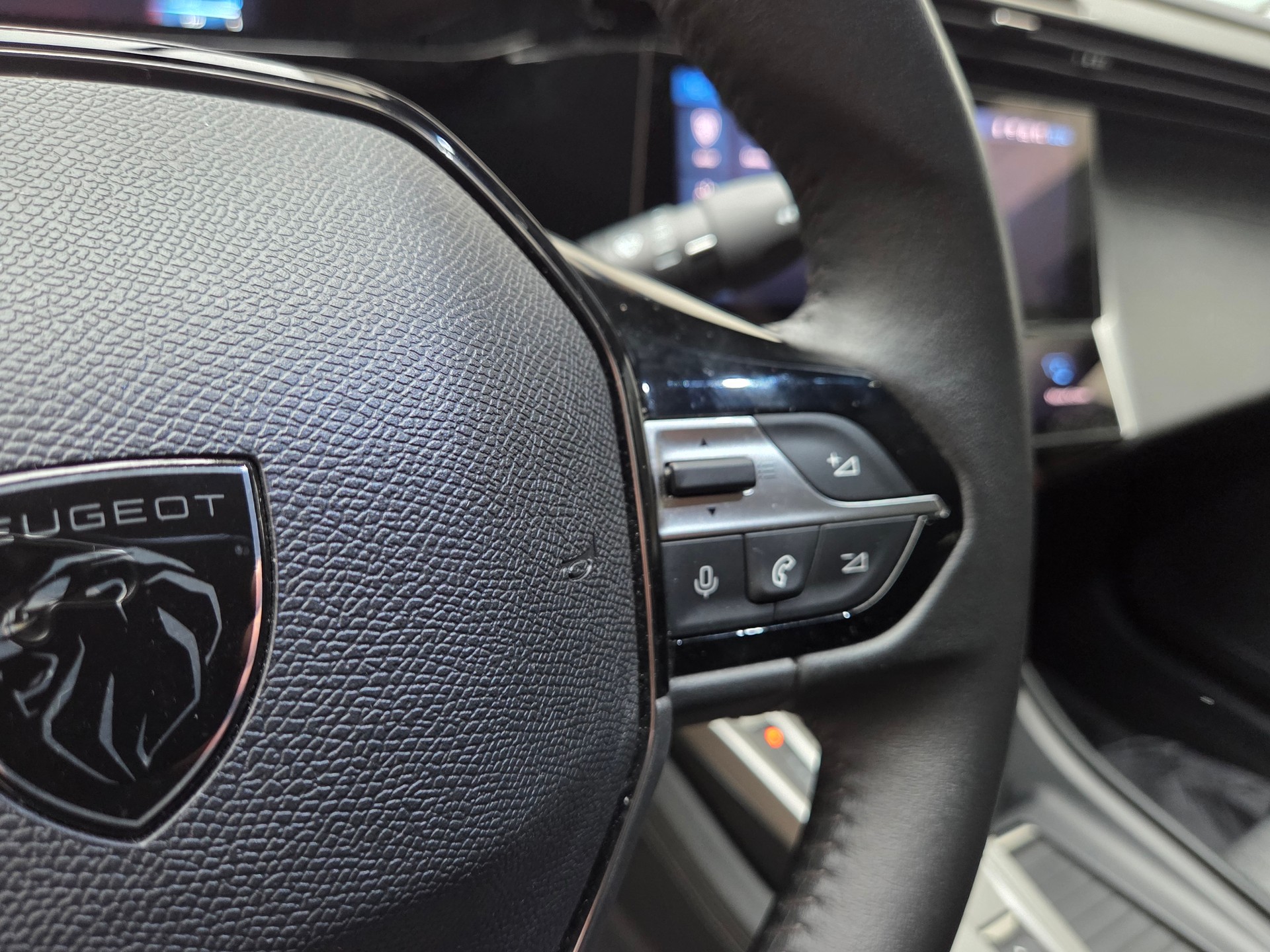 PEUGEOT 408 1.2 PureTech Allure EAT8-image-8