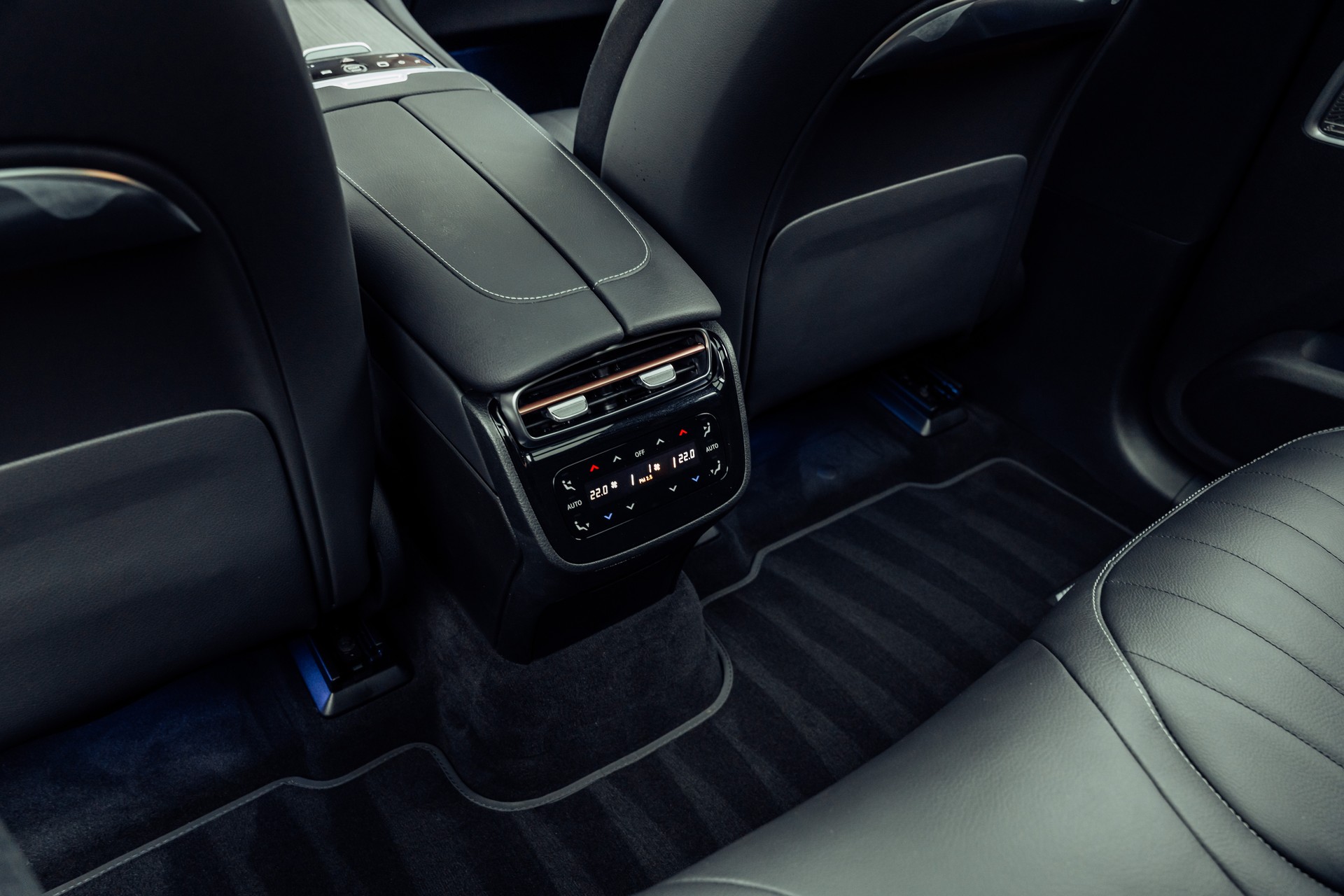 MERCEDES-BENZ EQE 500 4 Matic Executive Edition-image-17