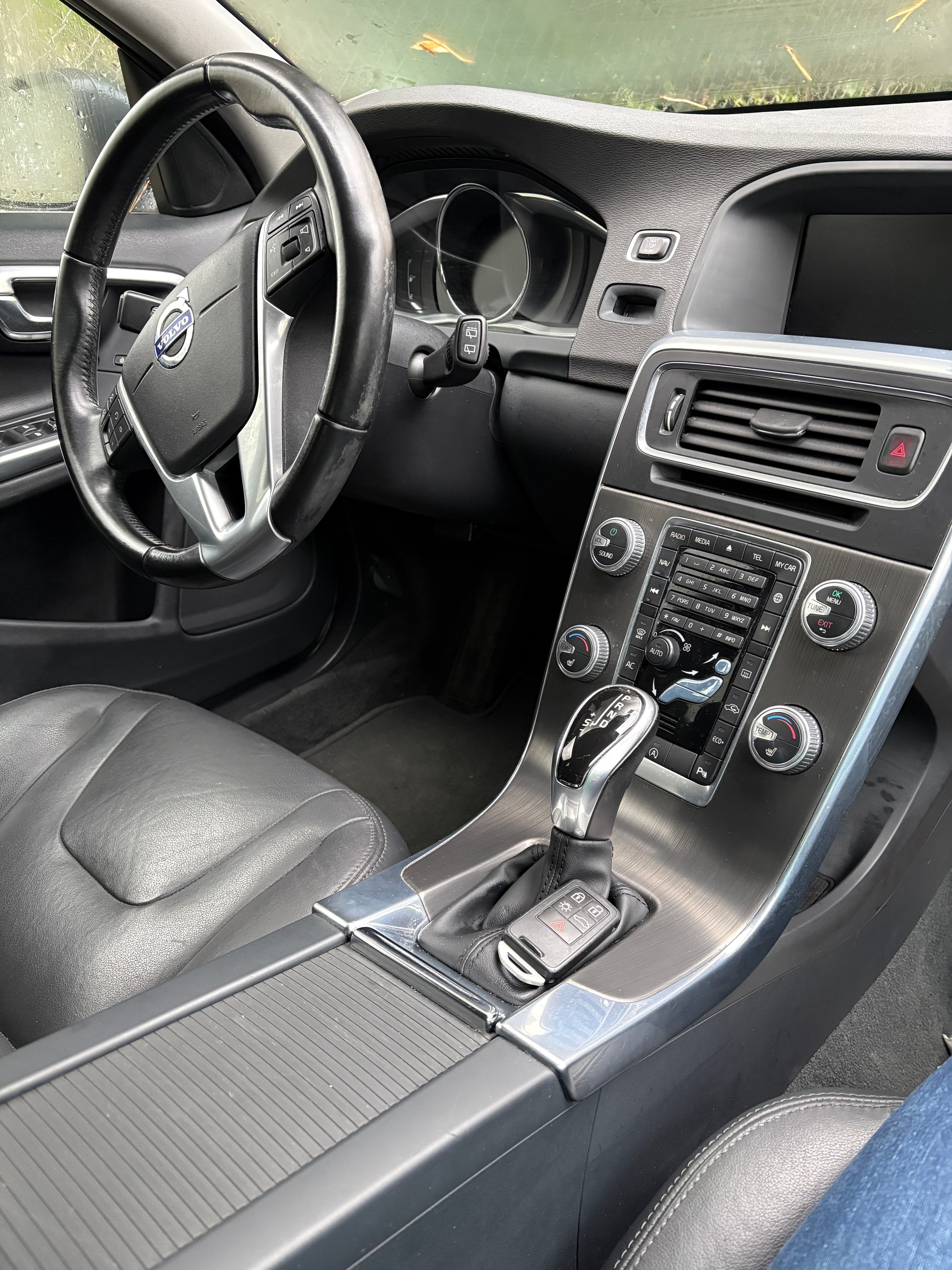 VOLVO V60 T 5-image-4
