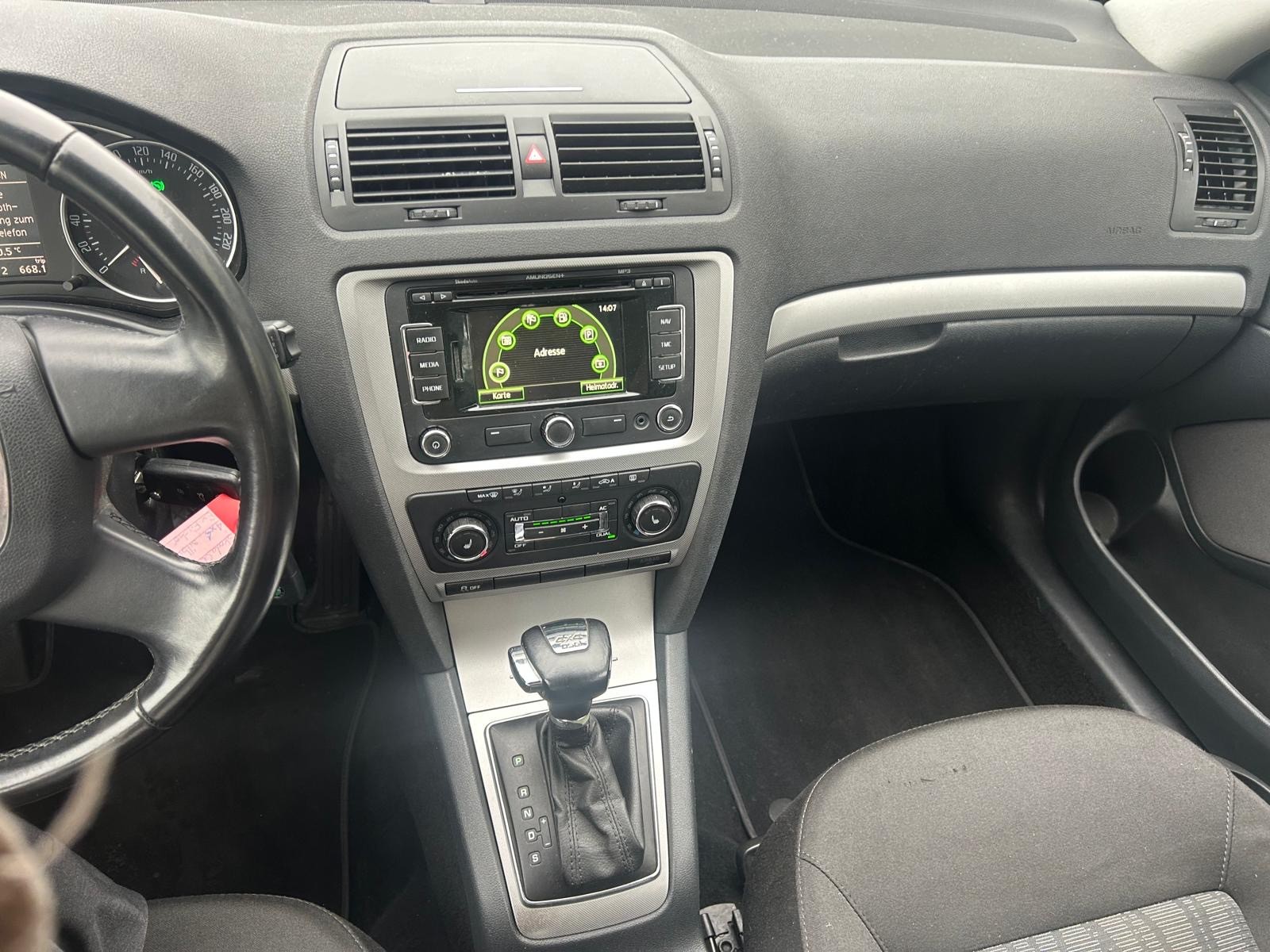 SKODA Octavia Combi 2.0 TDI Elegance 4x4 DSG-image-8