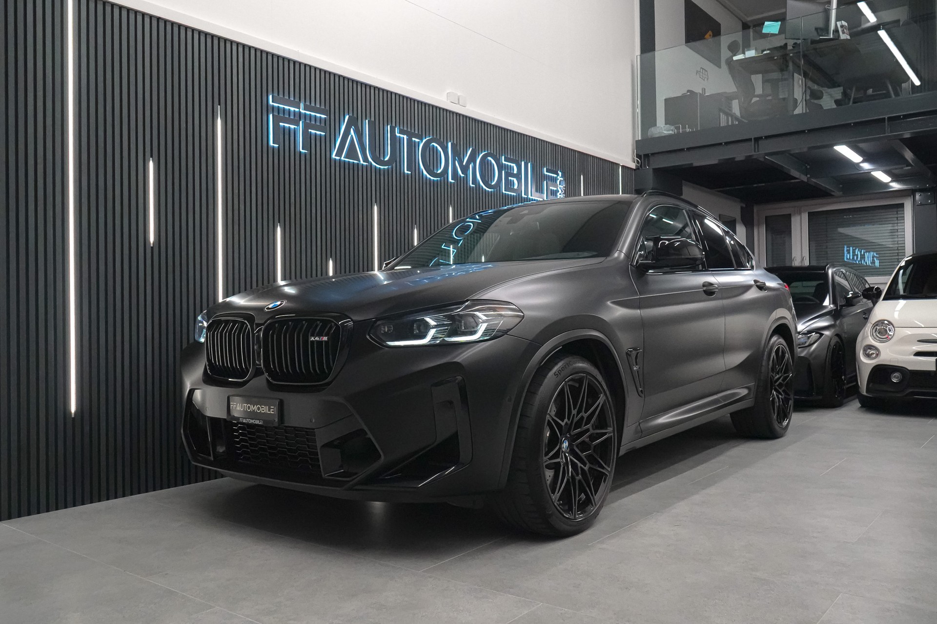 BMW X4M xDrive Competition Steptronic SCHWARZ MATT | LEASING AKTION-showroom-element-1