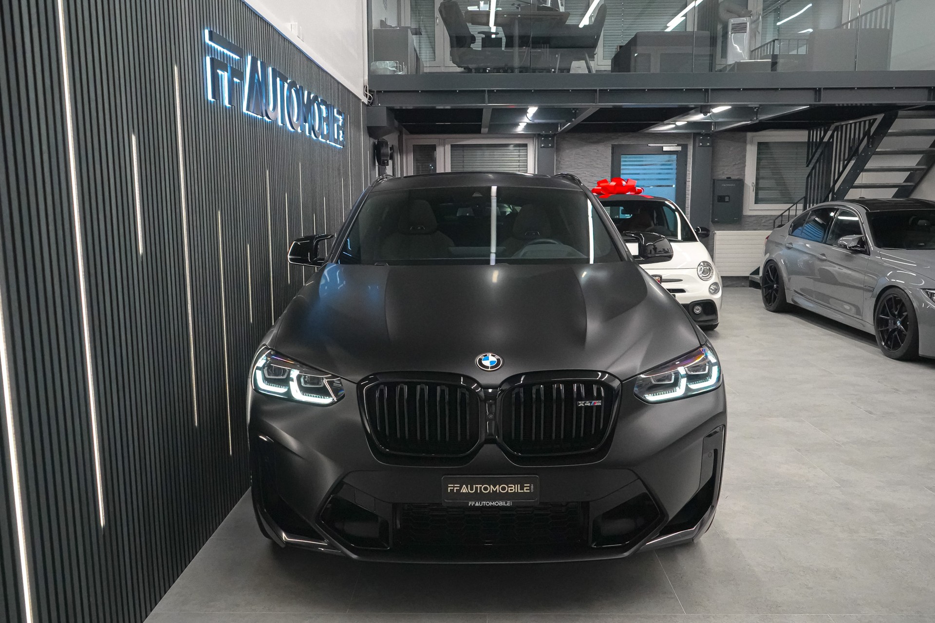 BMW X4M xDrive Competition Steptronic SCHWARZ MATT | LEASING AKTION-showroom-element-2