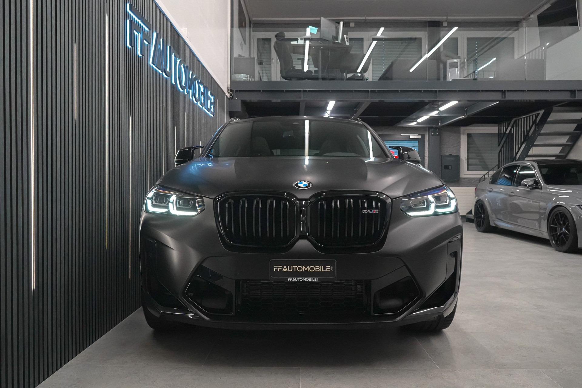 BMW X4M xDrive Competition Steptronic SCHWARZ MATT | LEASING AKTION-showroom-element-3