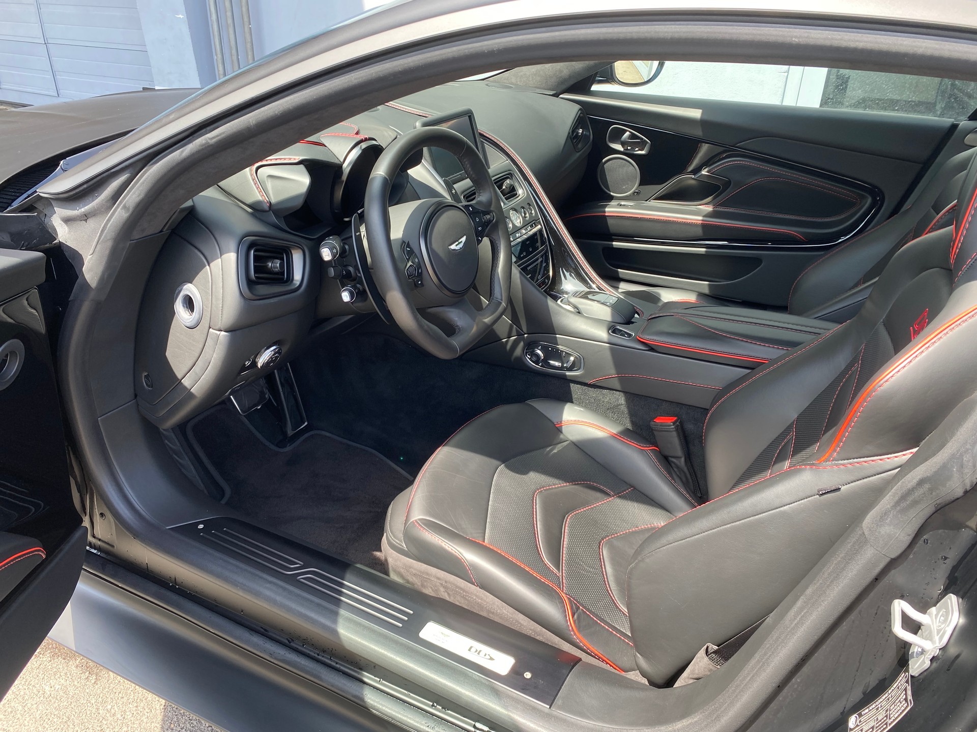 ASTON MARTIN DBS Coupé Superleggera-image-6