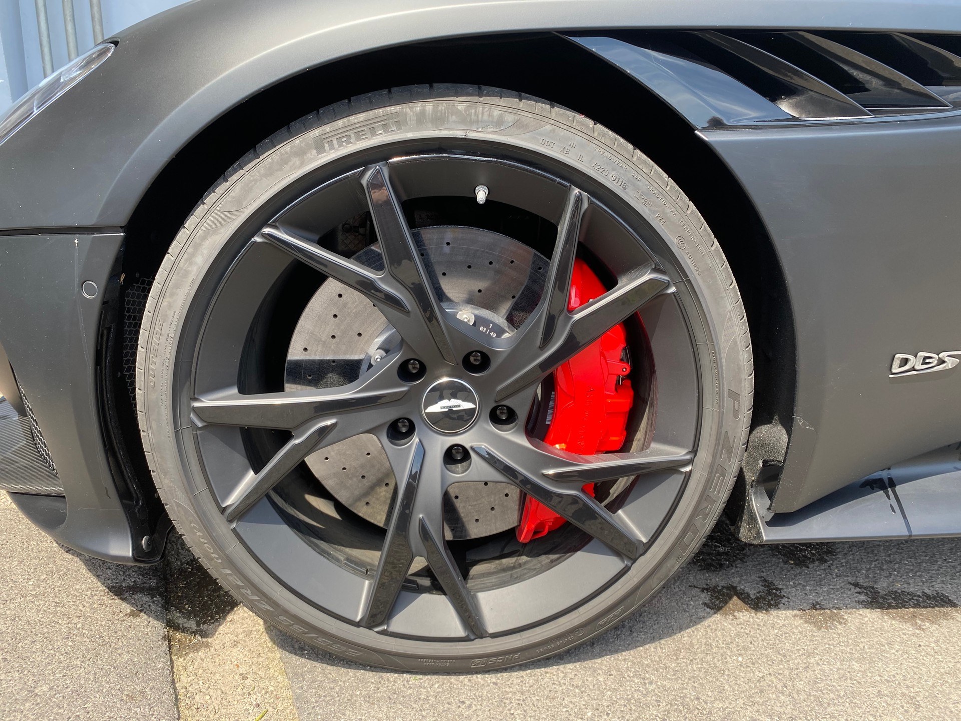 ASTON MARTIN DBS Coupé Superleggera-image-5