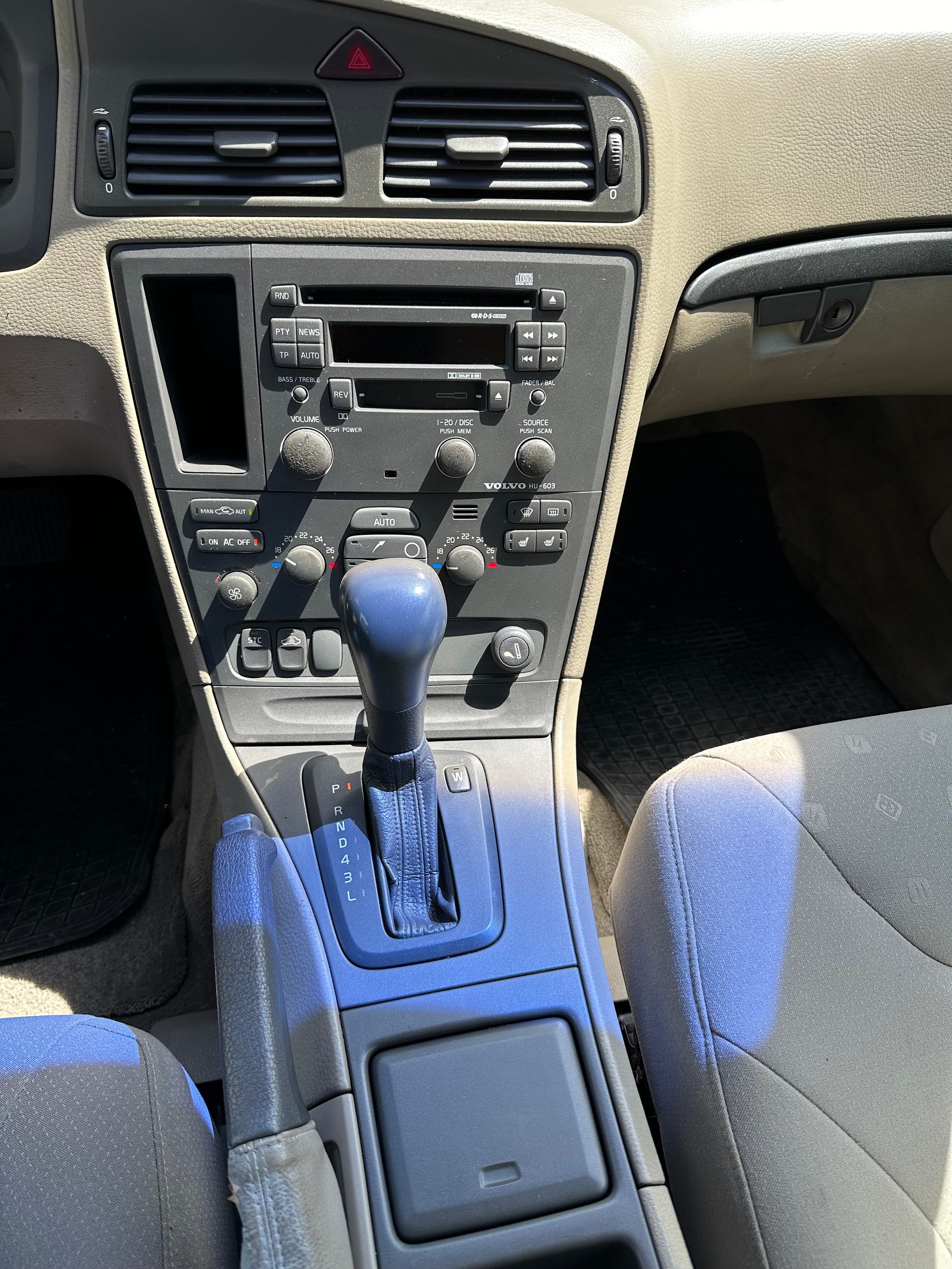 VOLVO V70 2.4-image-10