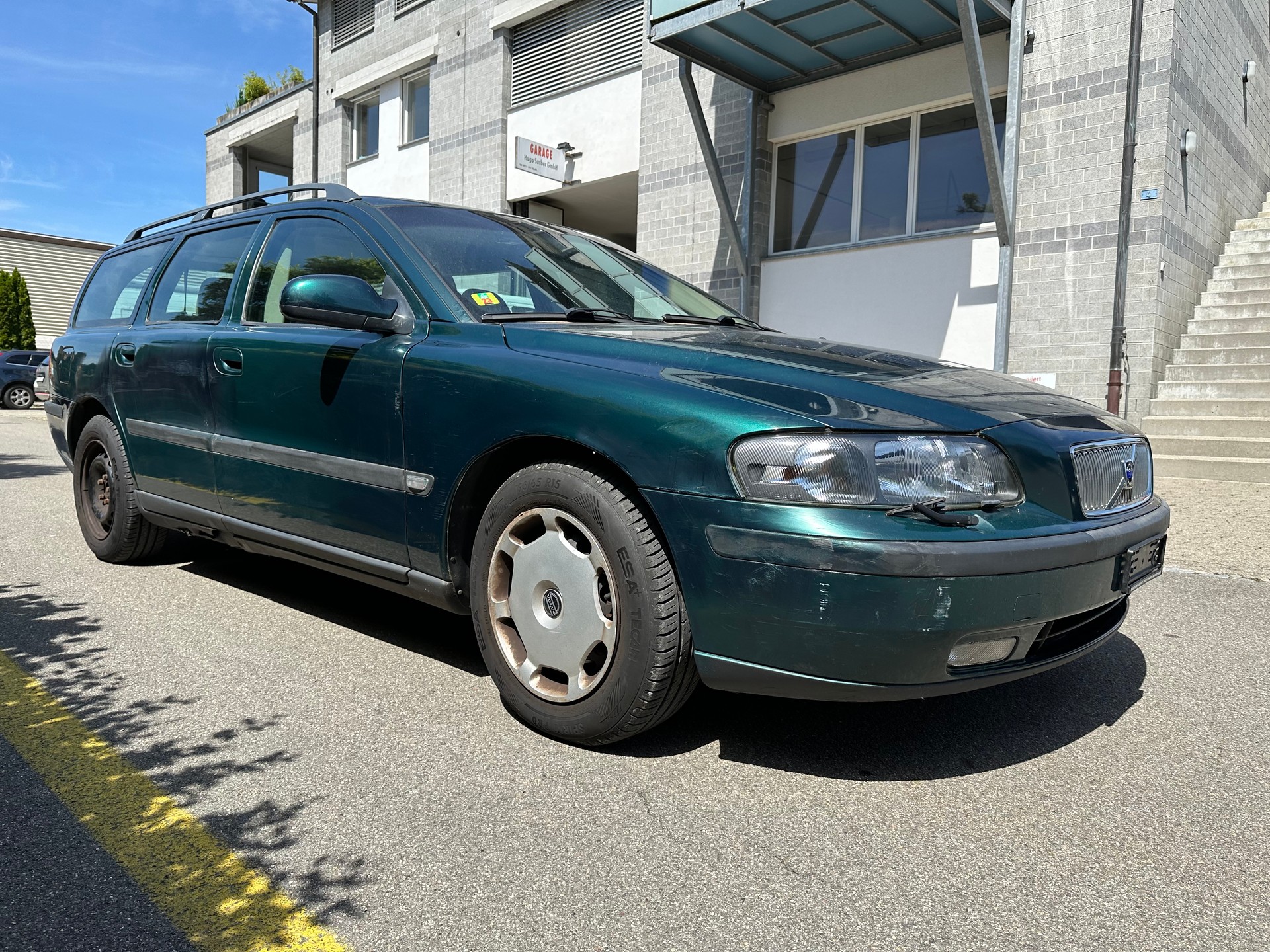 VOLVO V70 2.4-image-1
