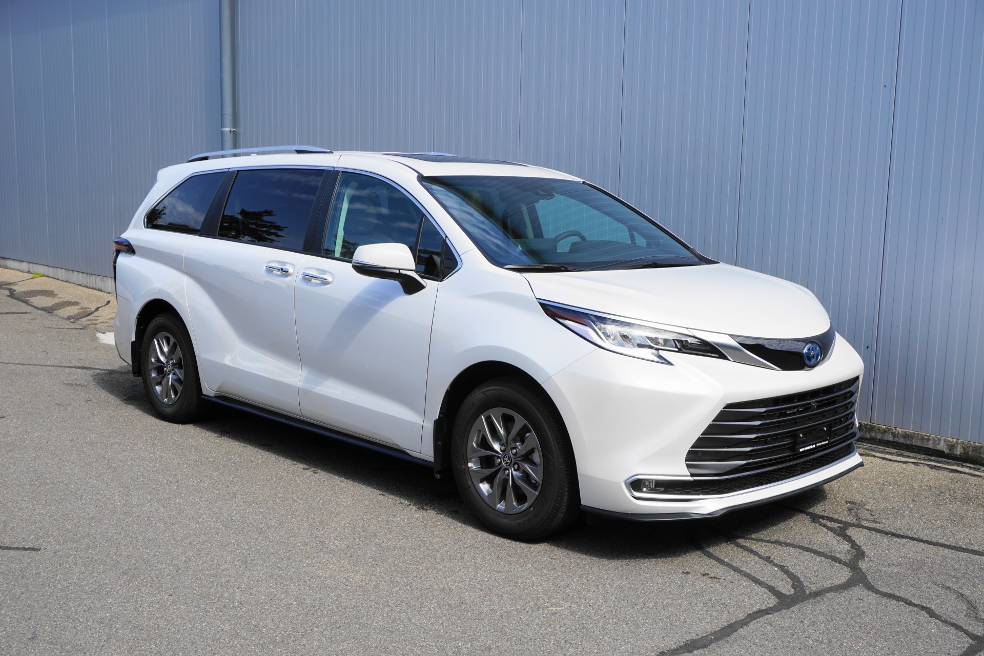 TOYOTA Sienna Hybrid Limited Premium AWD-image-17