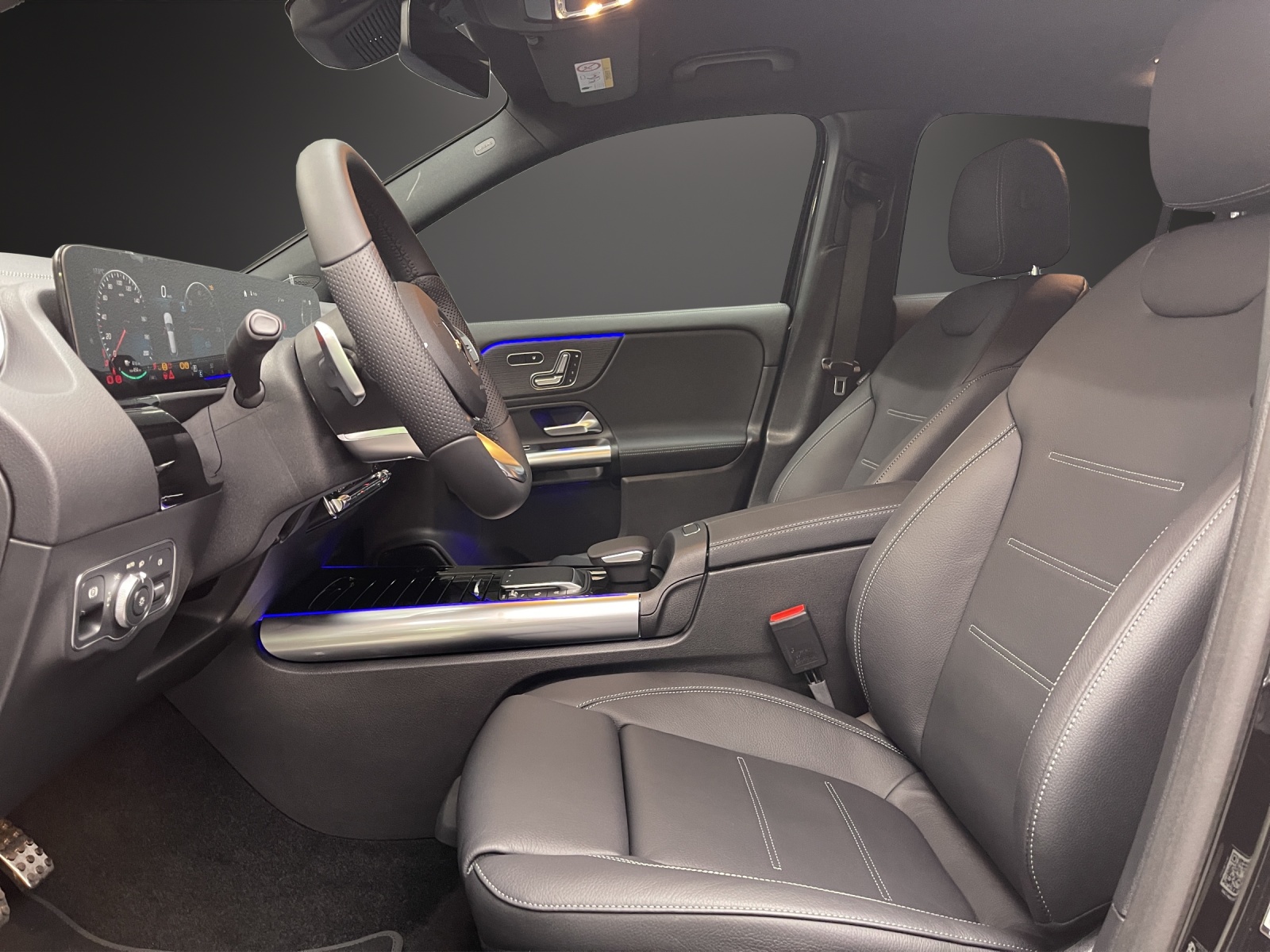 MERCEDES-BENZ EQA 250-image-9