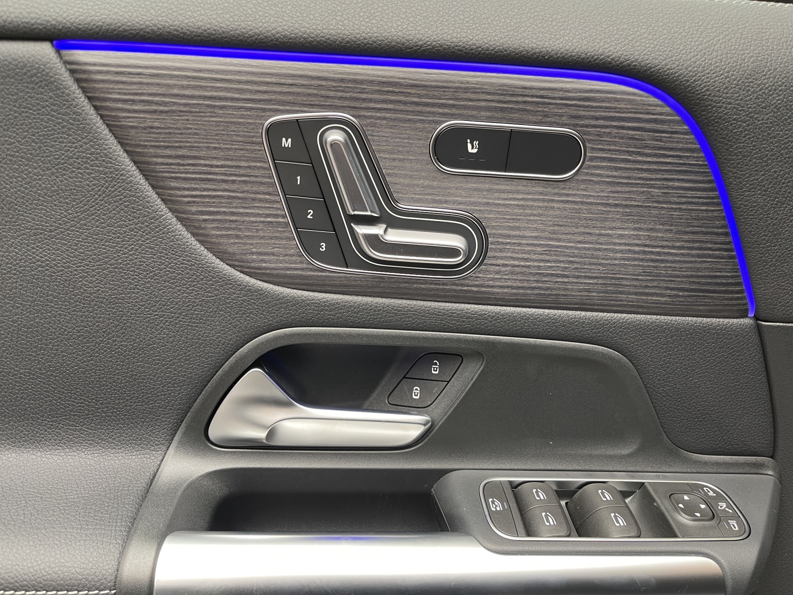 MERCEDES-BENZ EQA 250-image-11