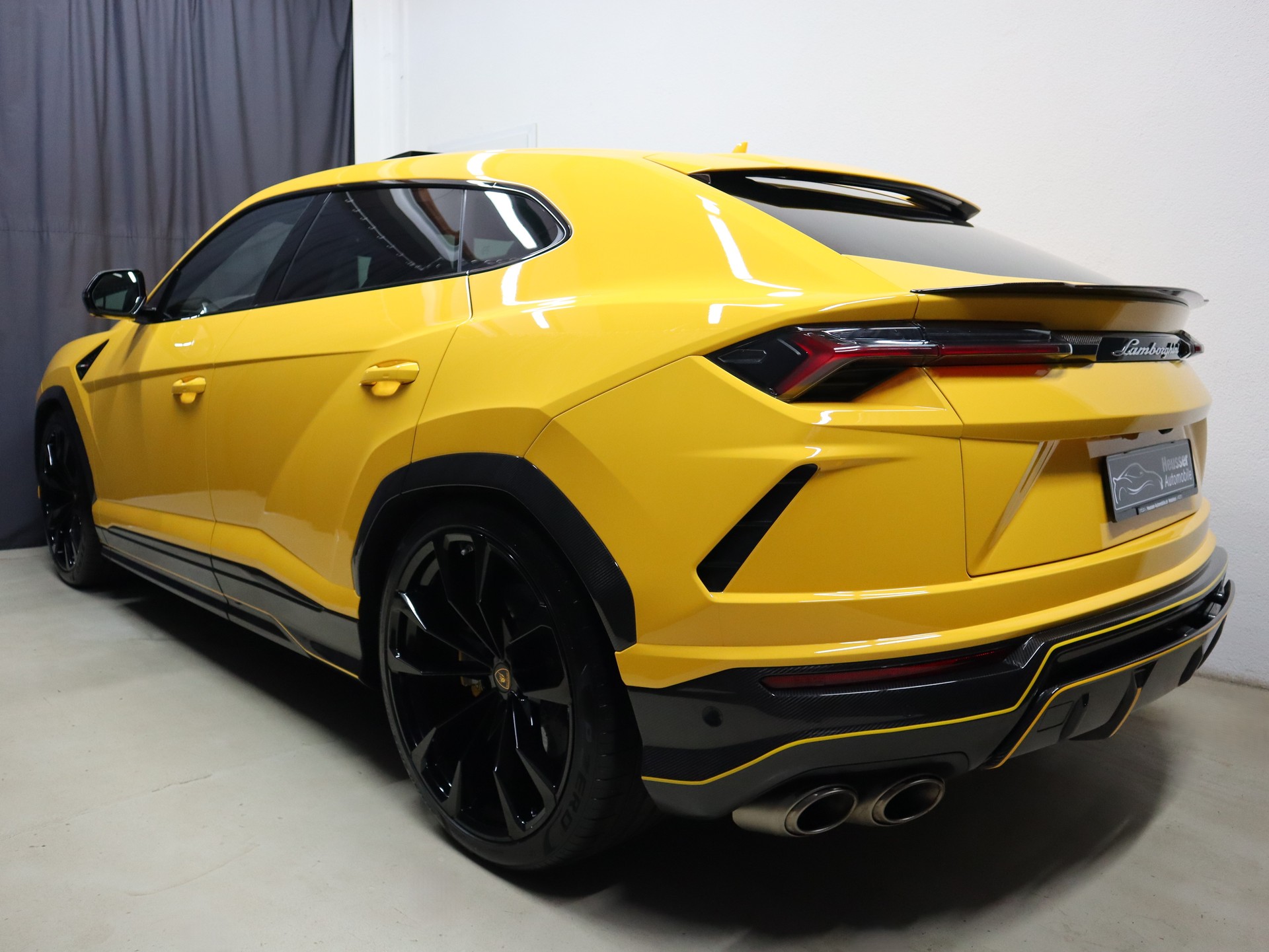 LAMBORGHINI Urus E-Gear - Full PPF - Carbon - Panorama - Luftfederung - B&O - Akrapovic - 650 PS-image-3