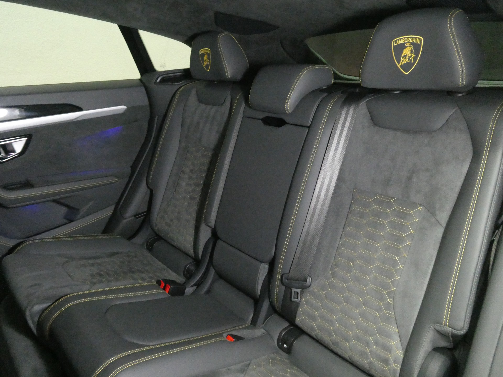 LAMBORGHINI Urus E-Gear - Full PPF - Carbon - Panorama - Luftfederung - B&O - Akrapovic - 650 PS-image-11