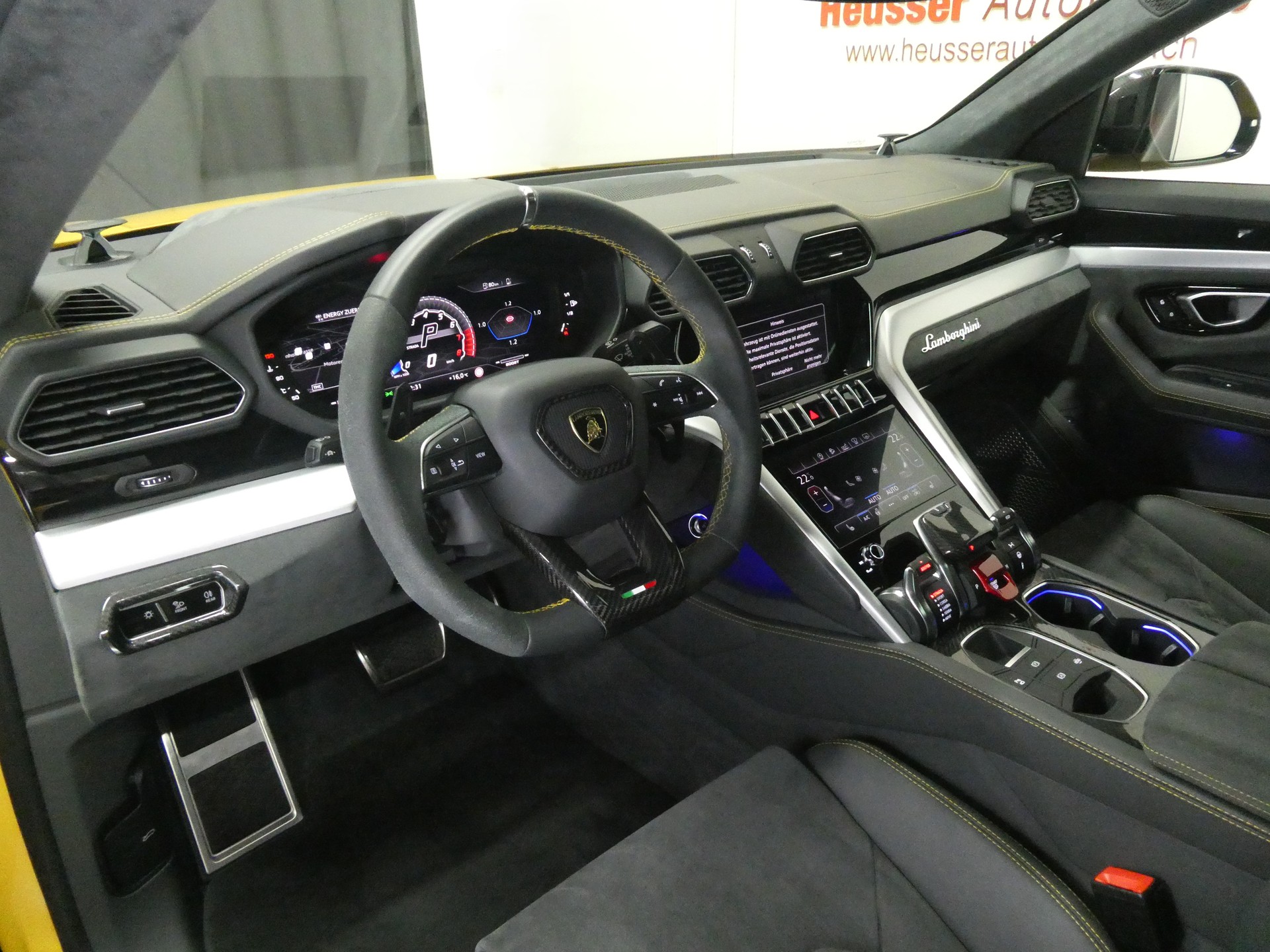 LAMBORGHINI Urus E-Gear - Full PPF - Carbon - Panorama - Luftfederung - B&O - Akrapovic - 650 PS-image-8