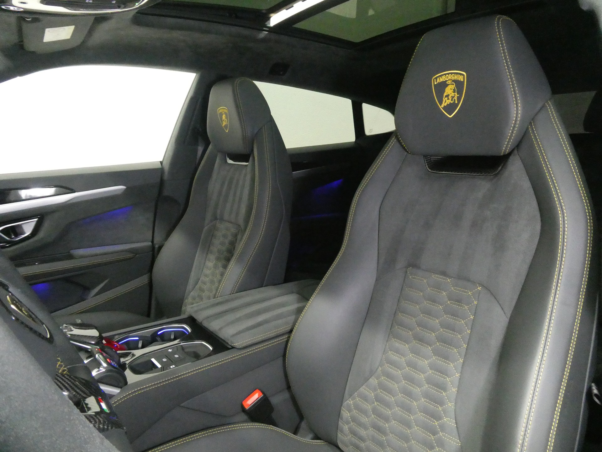 LAMBORGHINI Urus E-Gear - Full PPF - Carbon - Panorama - Luftfederung - B&O - Akrapovic - 650 PS-image-9