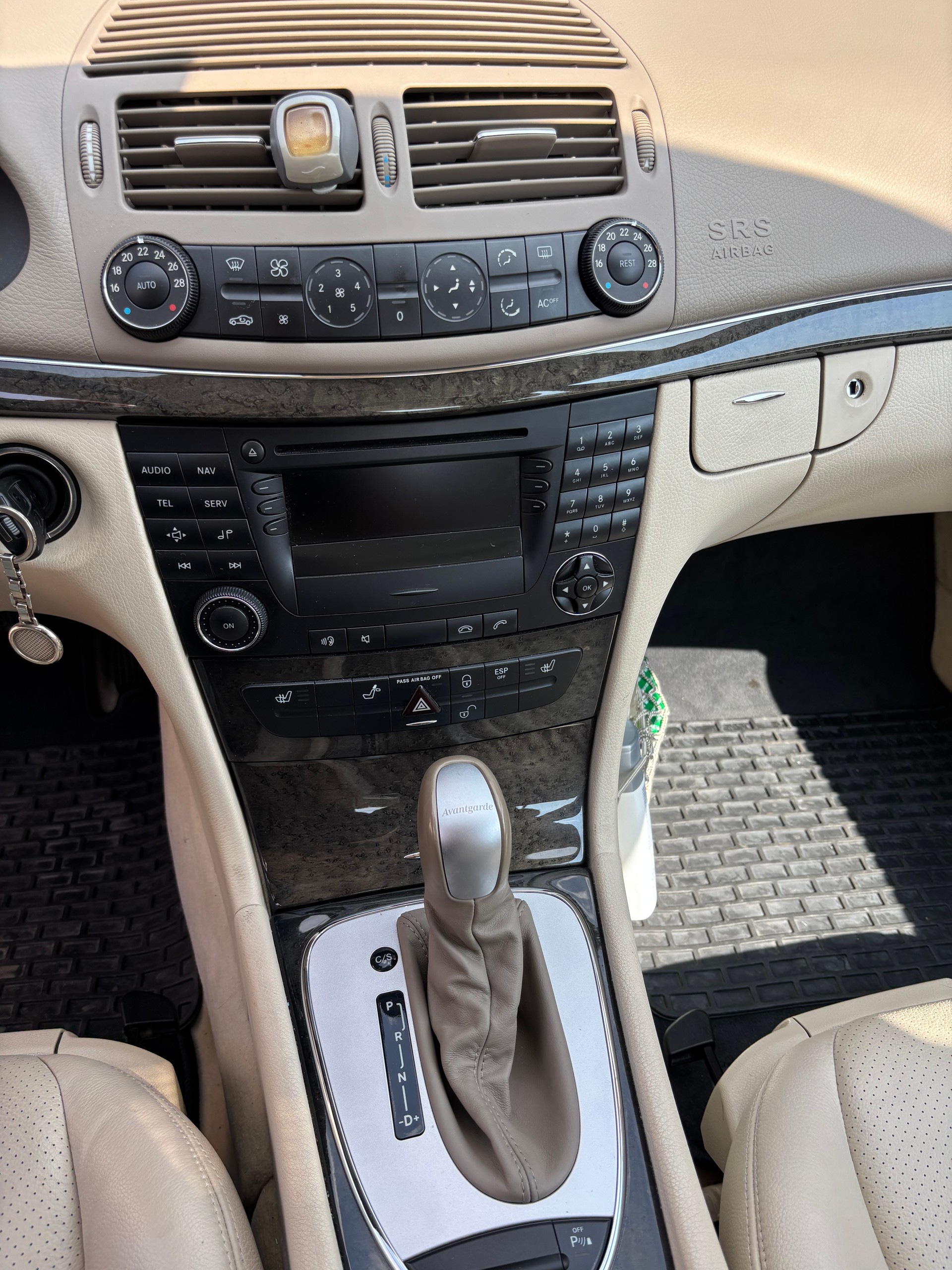 MERCEDES-BENZ E 240 Avantgarde-image-10