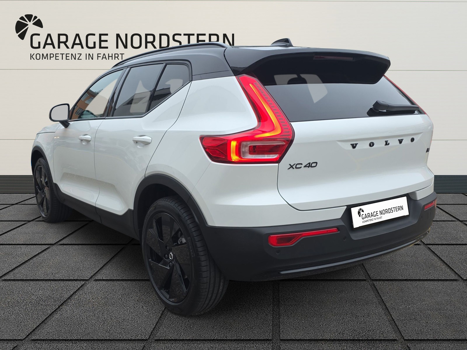 VOLVO XC40 2.0 B4 MH Black Edition-showroom-element-2