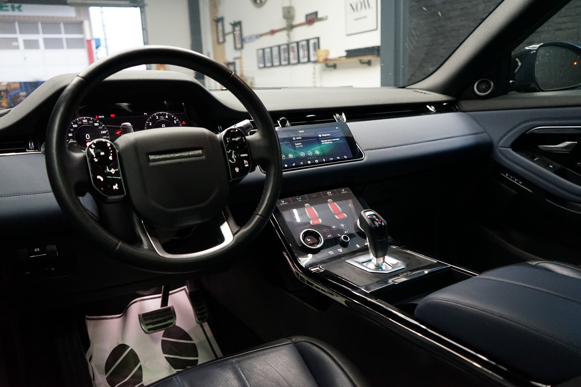 LAND ROVER Range Rover Evoque R-Dynamic P 200 S AT9-image-4