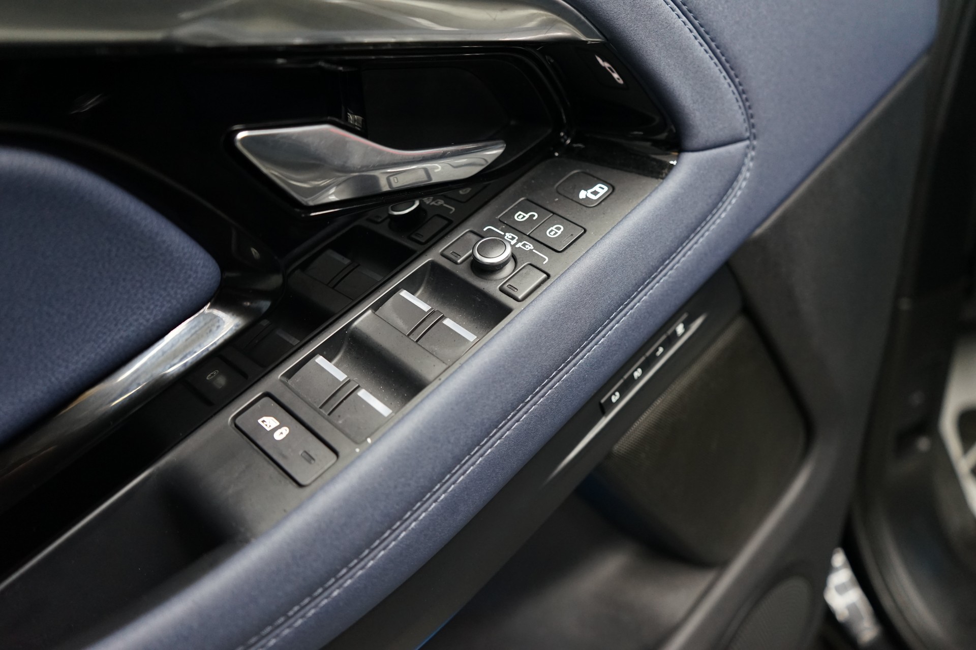 LAND ROVER Range Rover Evoque R-Dynamic P 200 S AT9-image-16