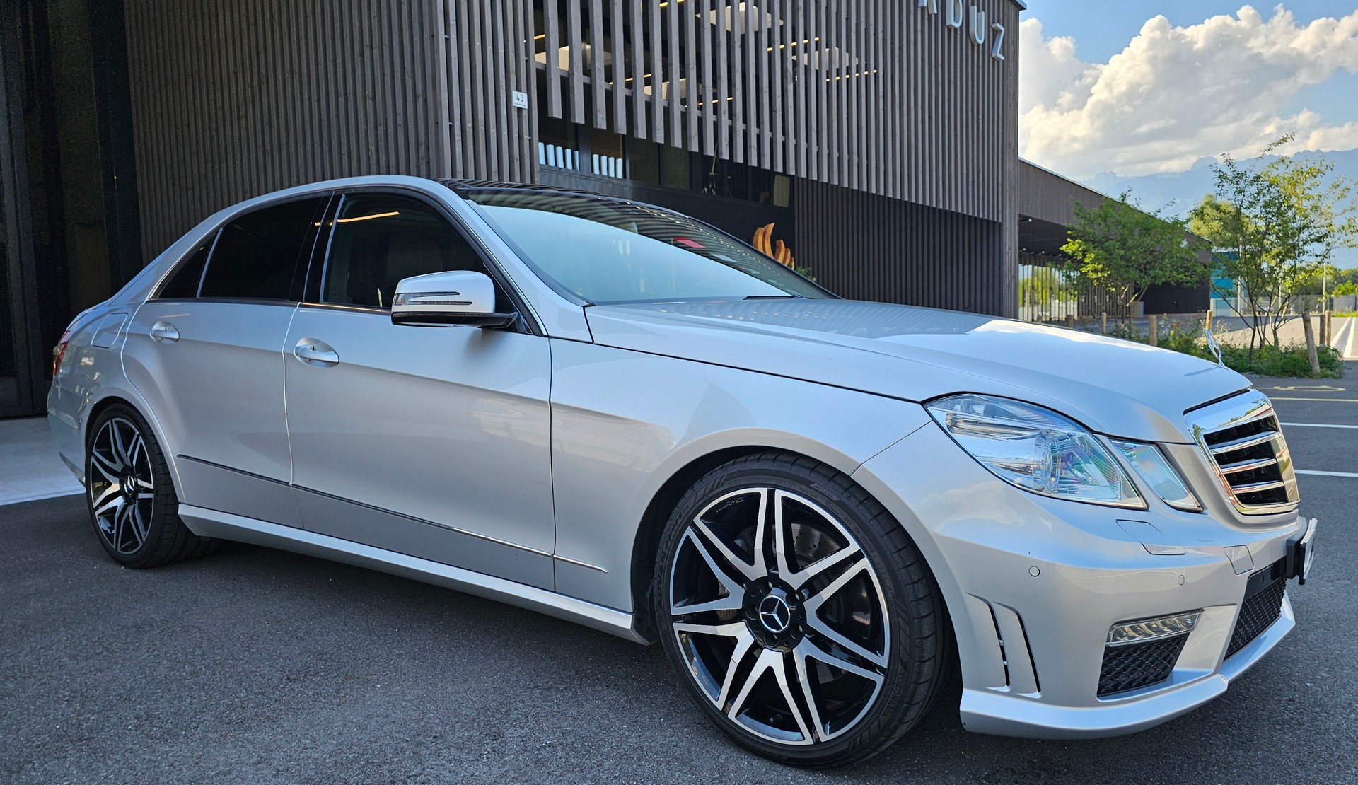 MERCEDES-BENZ E 500 Avantgarde AMG Optik 7G-Tronic-image-3