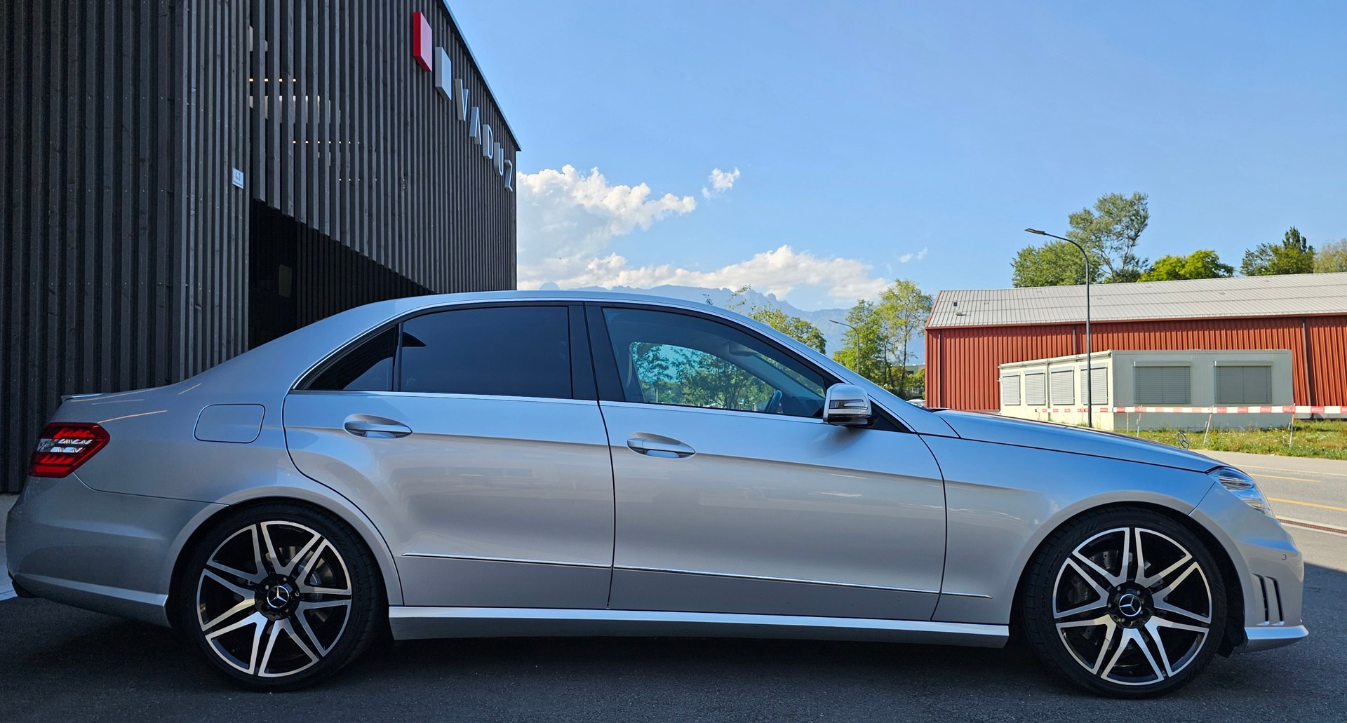 MERCEDES-BENZ E 500 Avantgarde AMG Optik 7G-Tronic-image-5