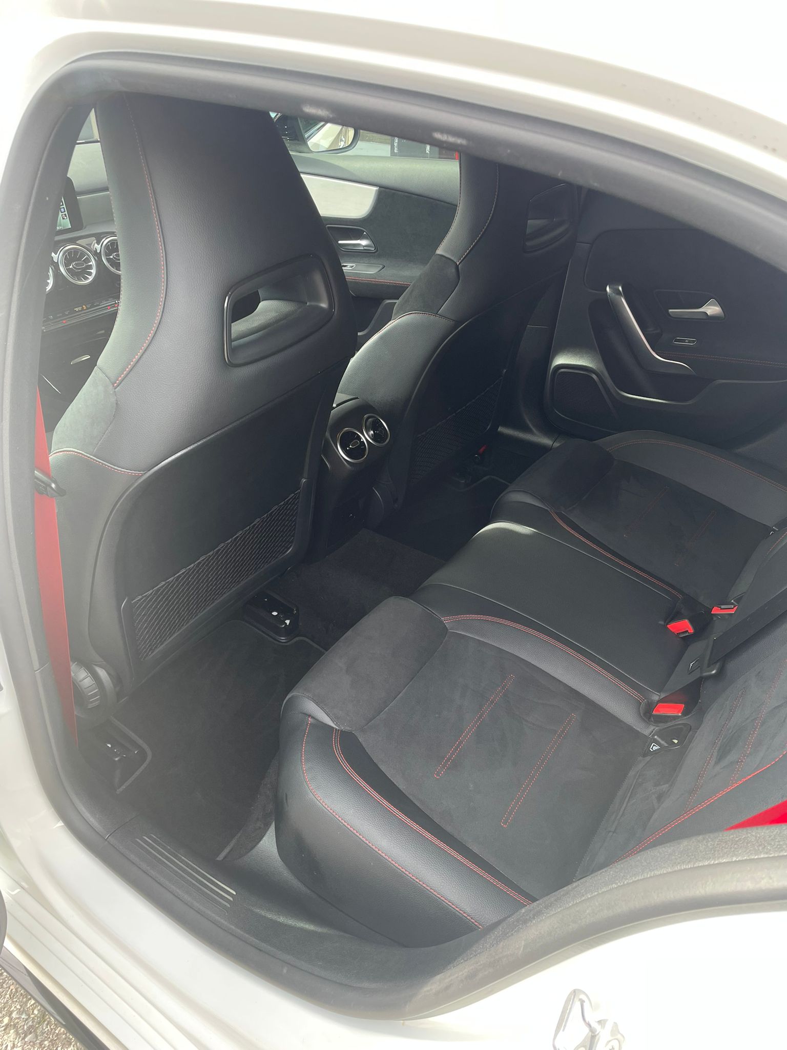 MERCEDES-BENZ A 35 AMG 4Matic Speedshift-image-9