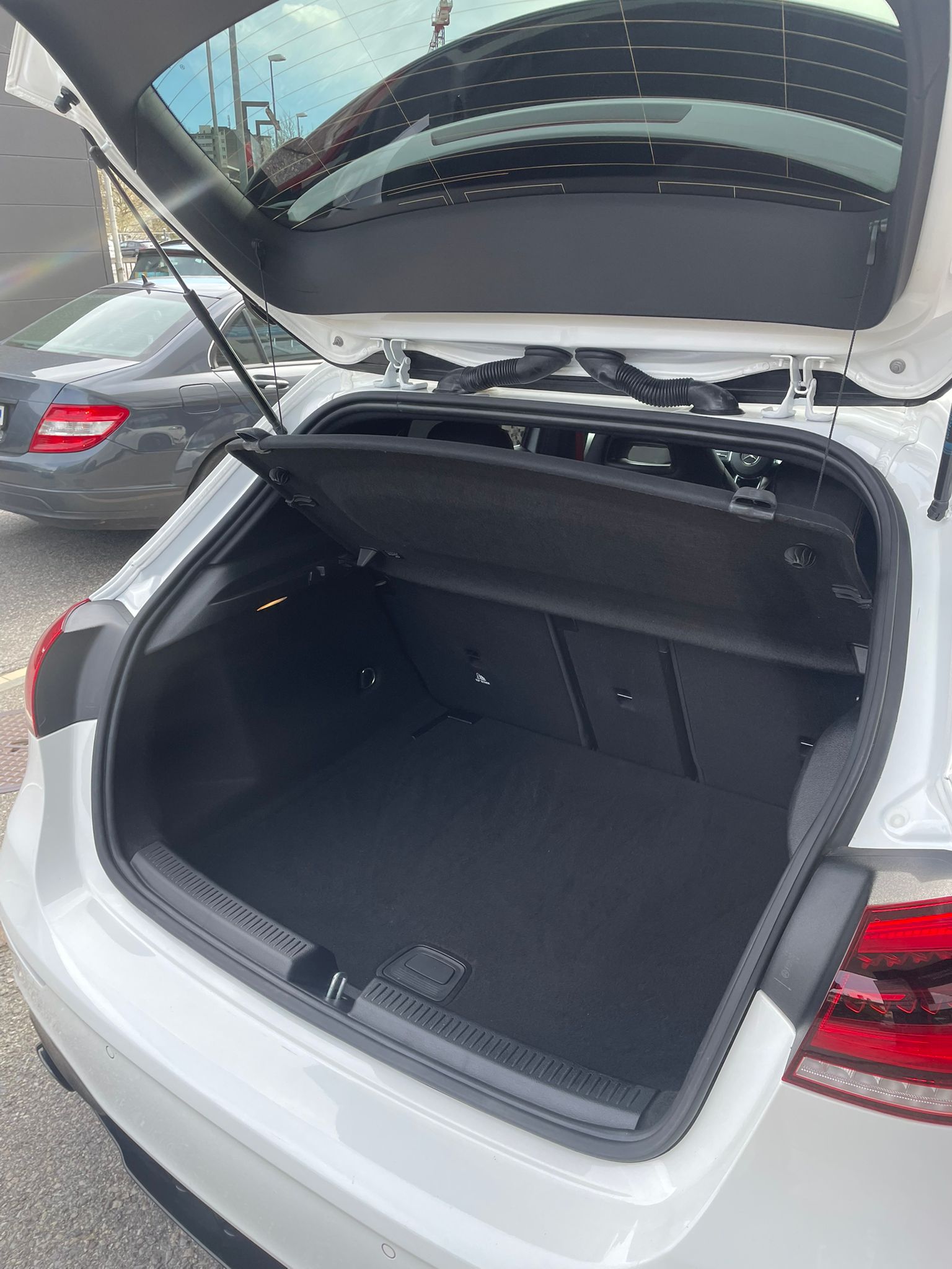 MERCEDES-BENZ A 35 AMG 4Matic Speedshift-image-6