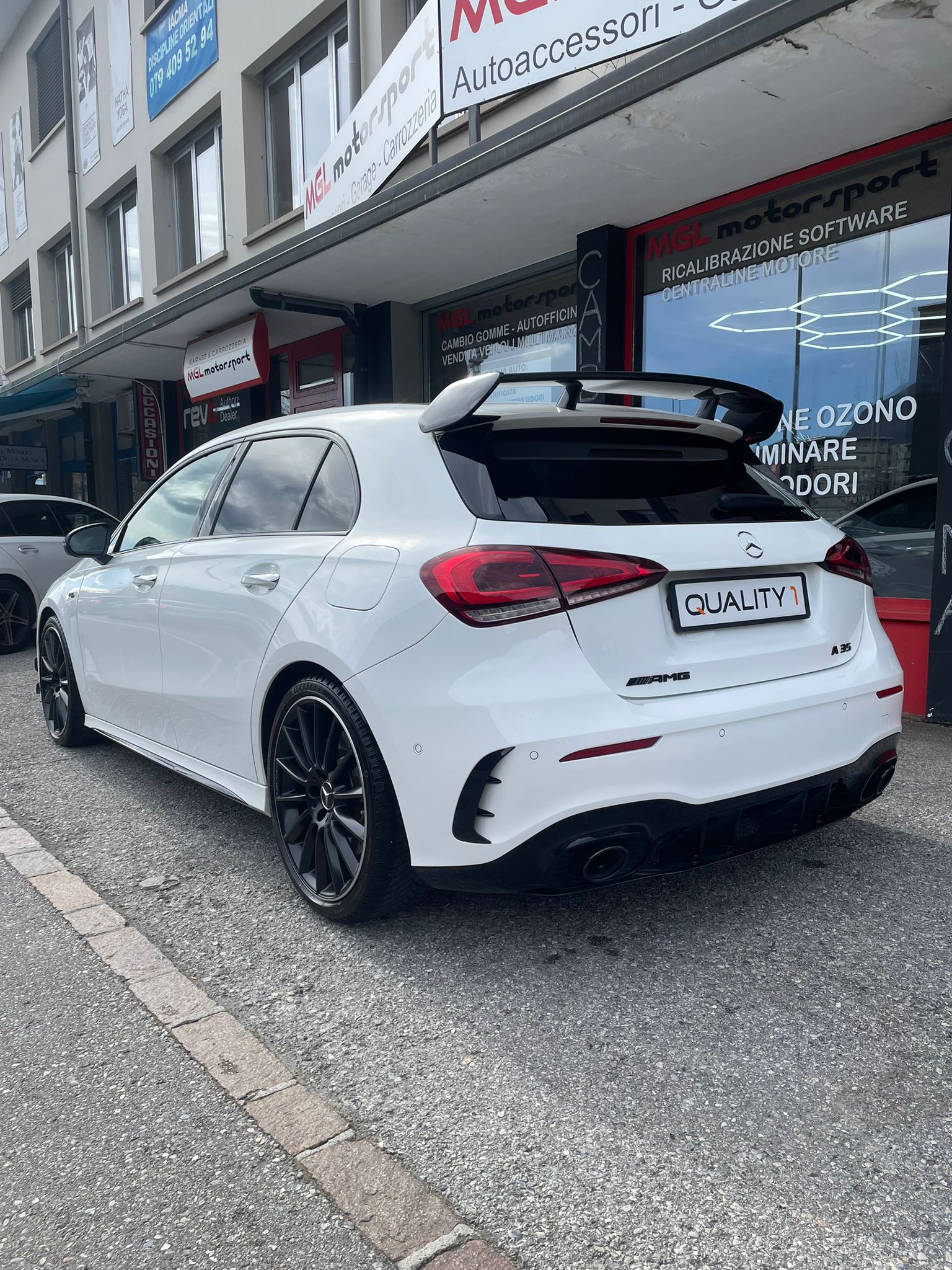MERCEDES-BENZ A 35 AMG 4Matic Speedshift-image-3