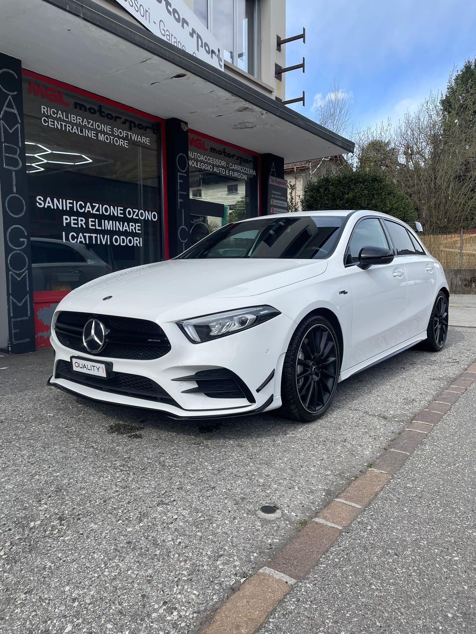 MERCEDES-BENZ A 35 AMG 4Matic Speedshift-image-1
