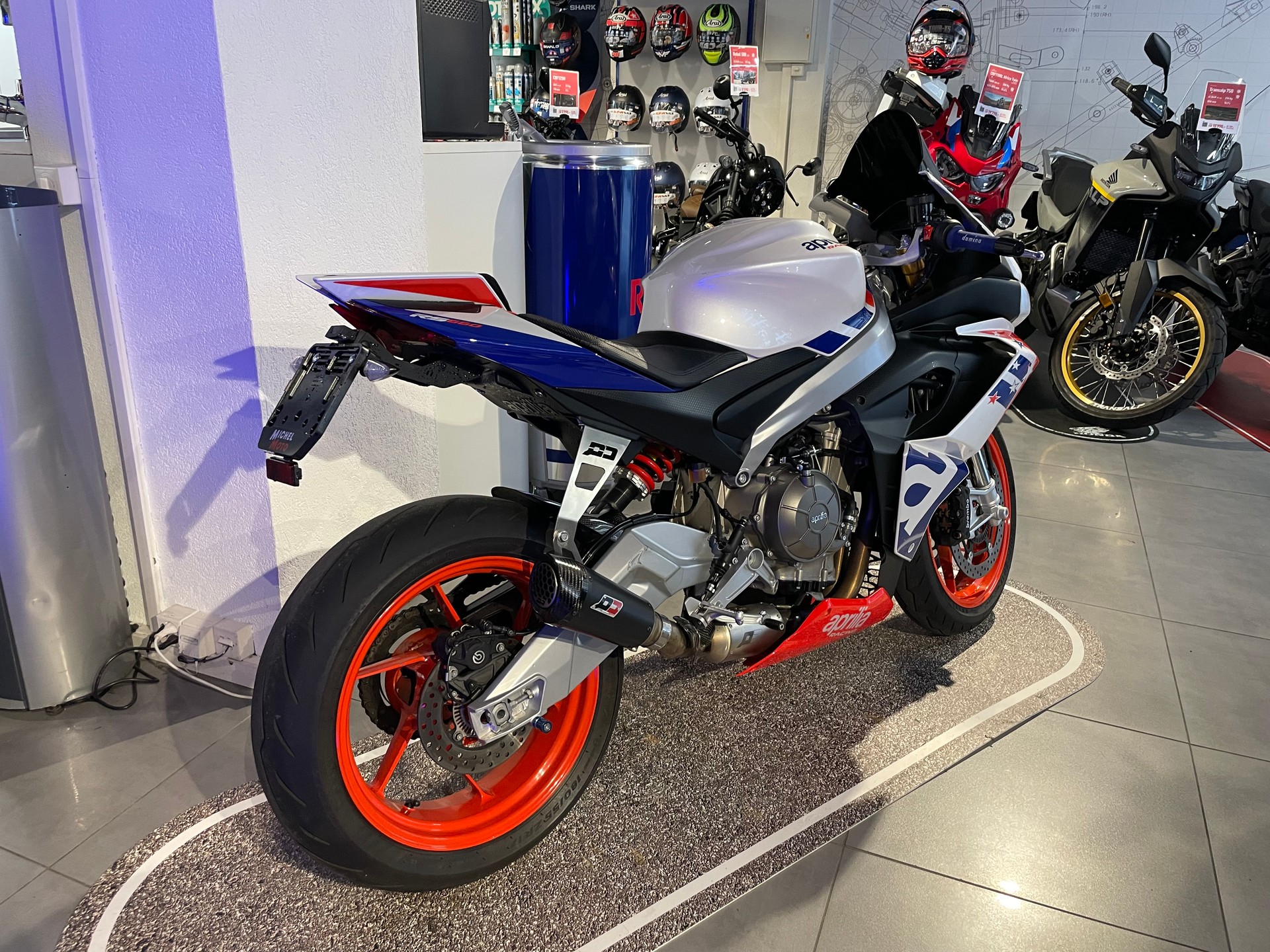 APRILIA RS 660 Limited Edition-showroom-element-2