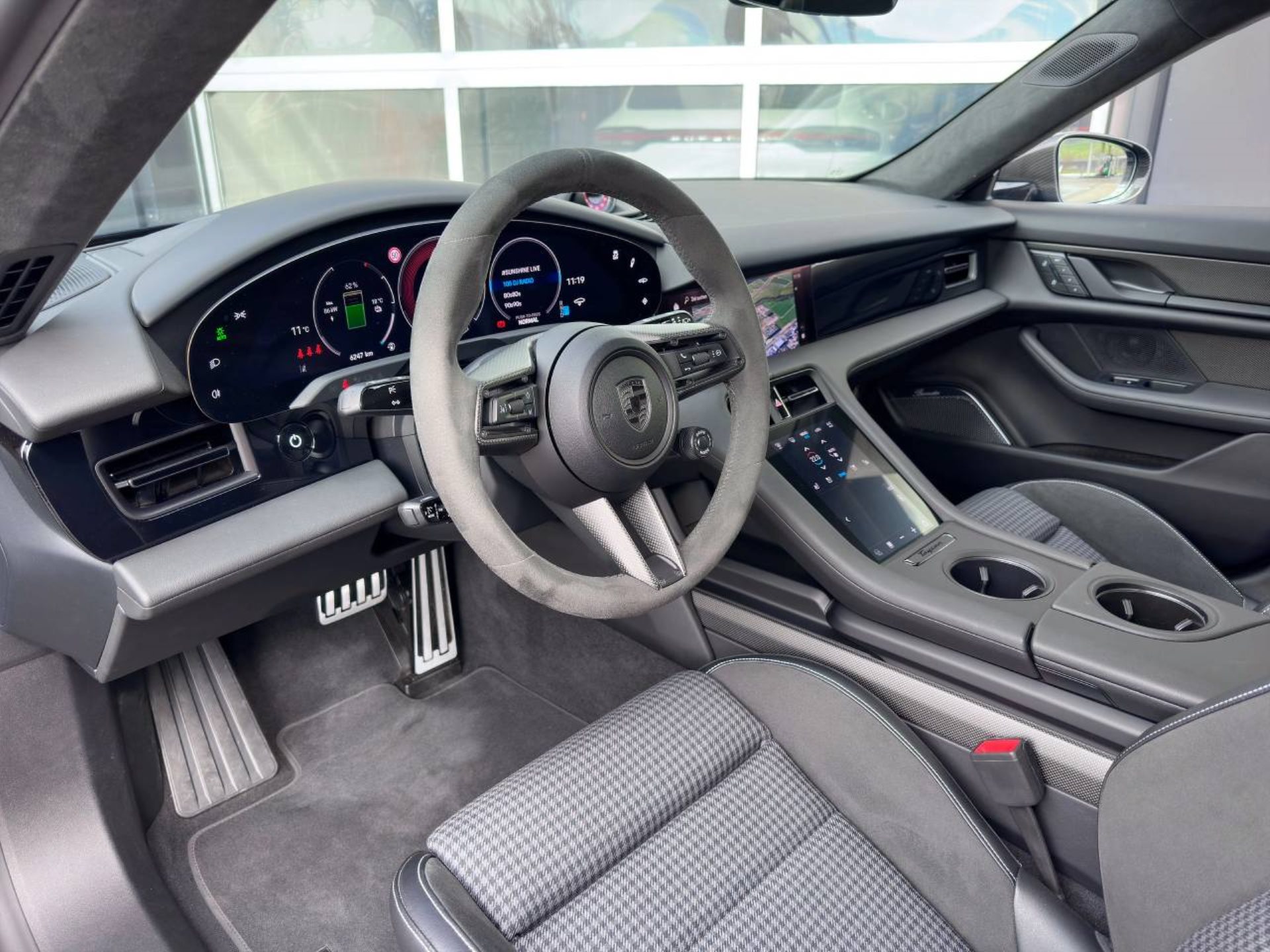 PORSCHE Taycan Turbo S Cross Turismo-showroom-element-3