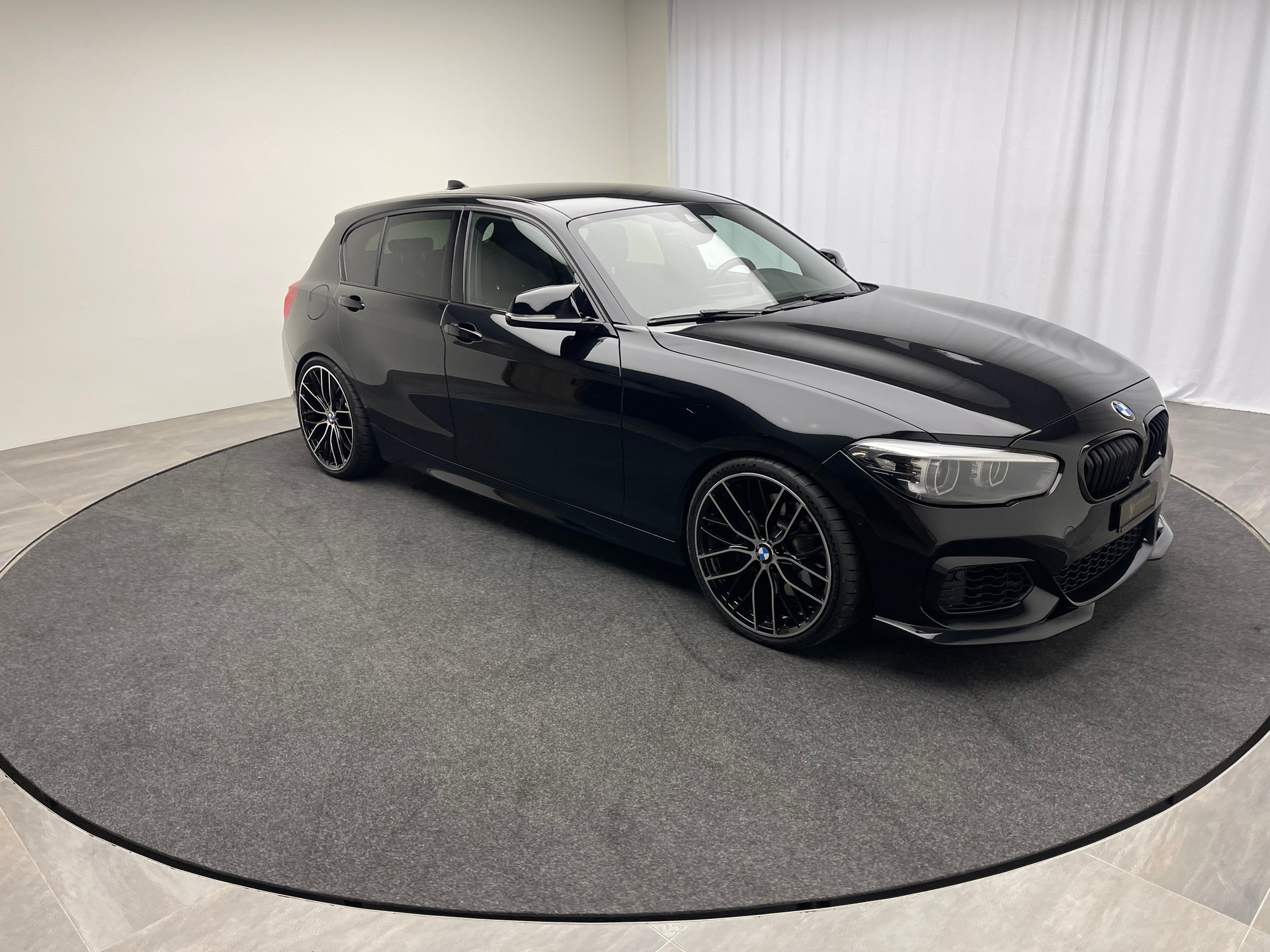 BMW M140i xDrive Steptronic-showroom-element-2