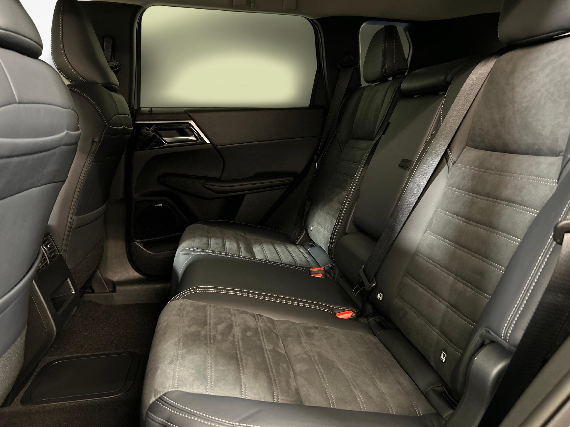 MITSUBISHI Outlander 2.4 PHEV Intense 4x4-image-3