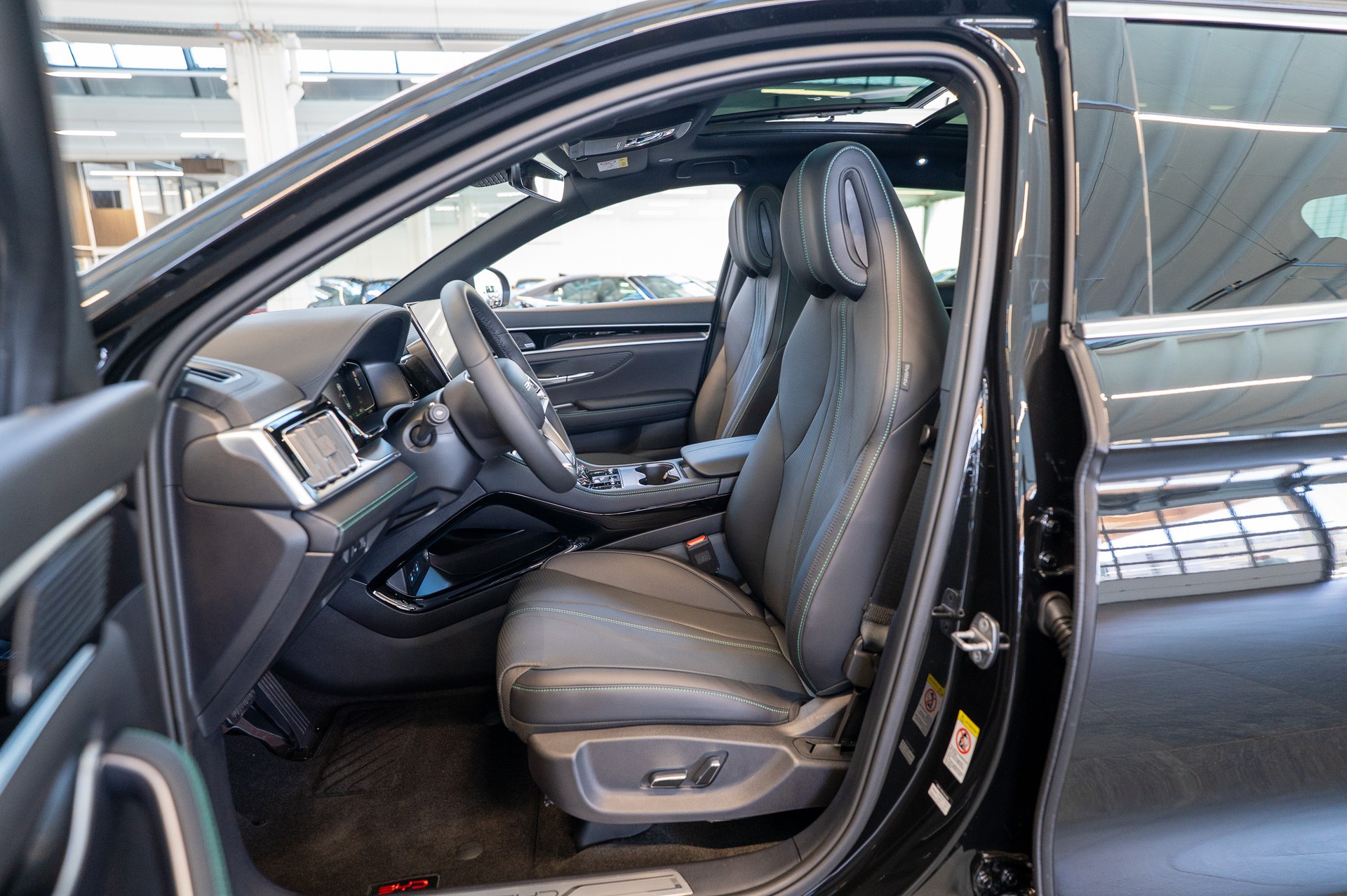 BYD Seal U DM-i Design AWD / Panorama / Head-Up Display / 360 Kamera-image-9