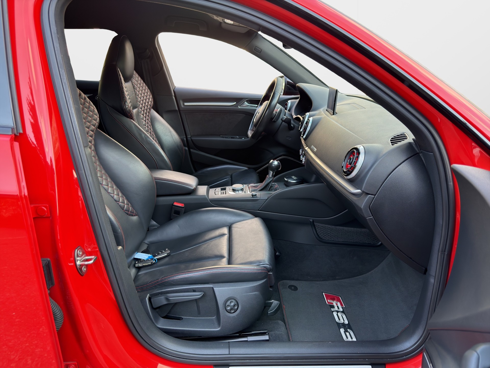 AUDI RS3 2.5 TSI quattro S-tronic-image-12