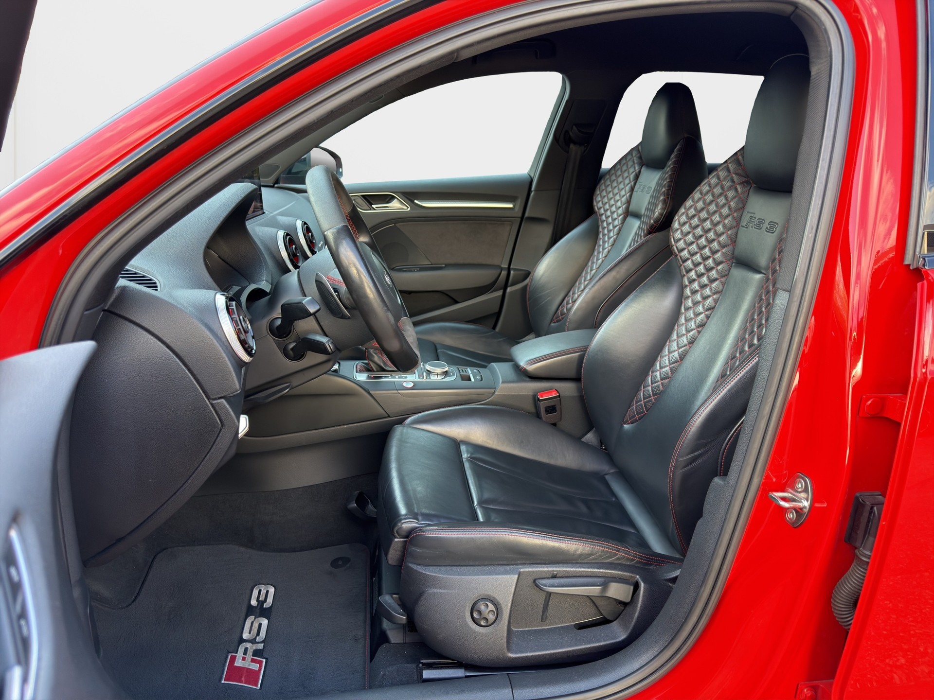 AUDI RS3 2.5 TSI quattro S-tronic-image-10