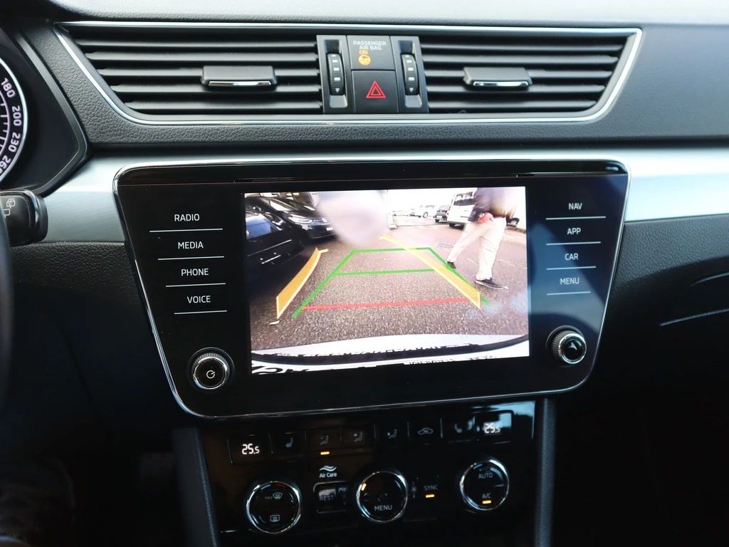 SKODA Superb Combi 2.0 TDi Ambition DSG ** Gr-Navi ** RF-Kamera ** Abstandsregelsysteme ** Frisch Ab MFK & Service **-image-8