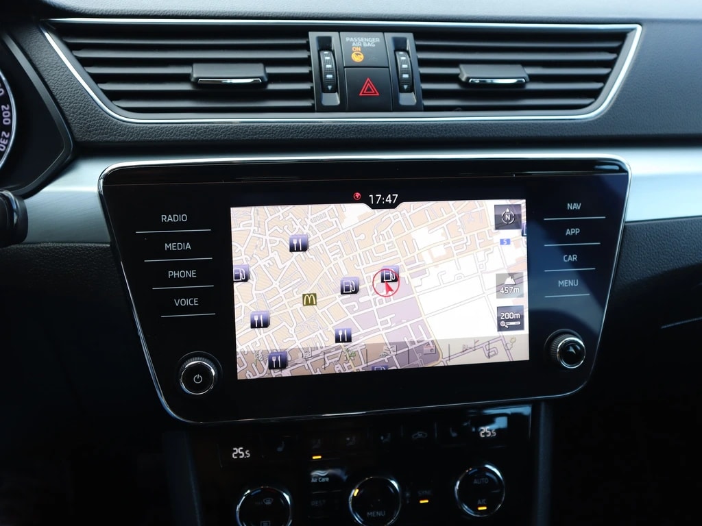 SKODA Superb Combi 2.0 TDi Ambition DSG ** Gr-Navi ** RF-Kamera ** Abstandsregelsysteme ** Frisch Ab MFK & Service **-image-7
