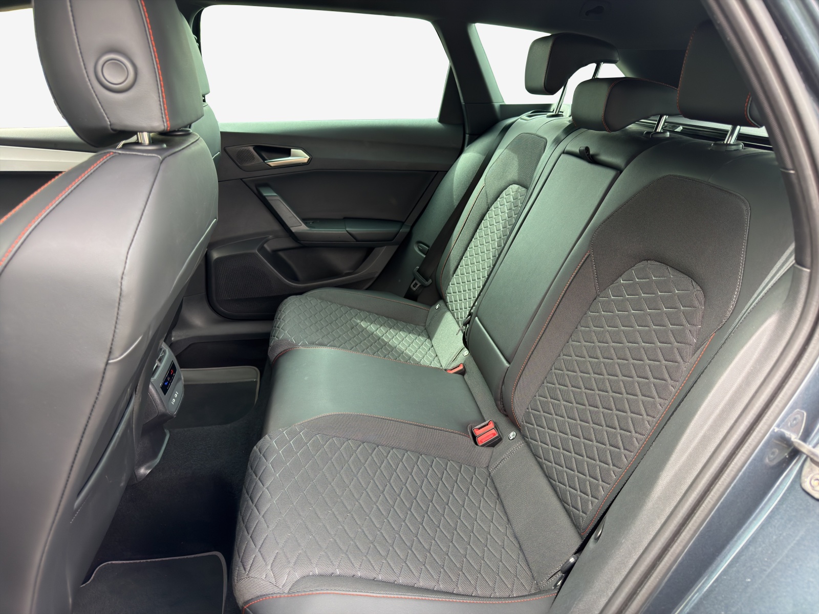 SEAT Leon ST 1.5 eHybrid pHEV DSG FR-image-12