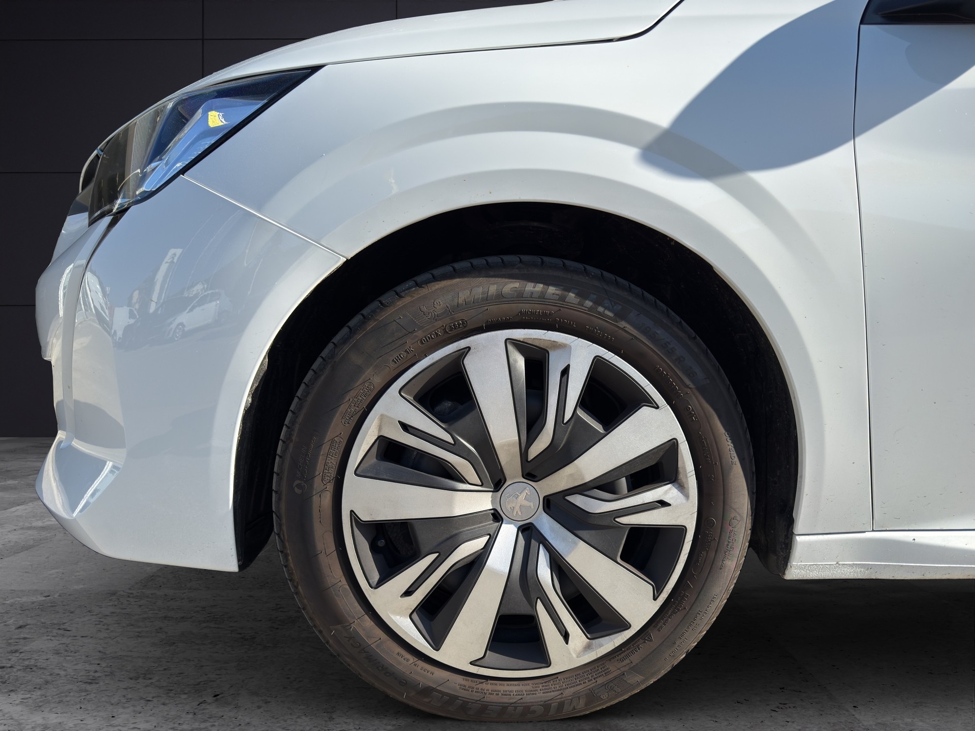 PEUGEOT 208 1.2 Active Pack EAT8-image-4
