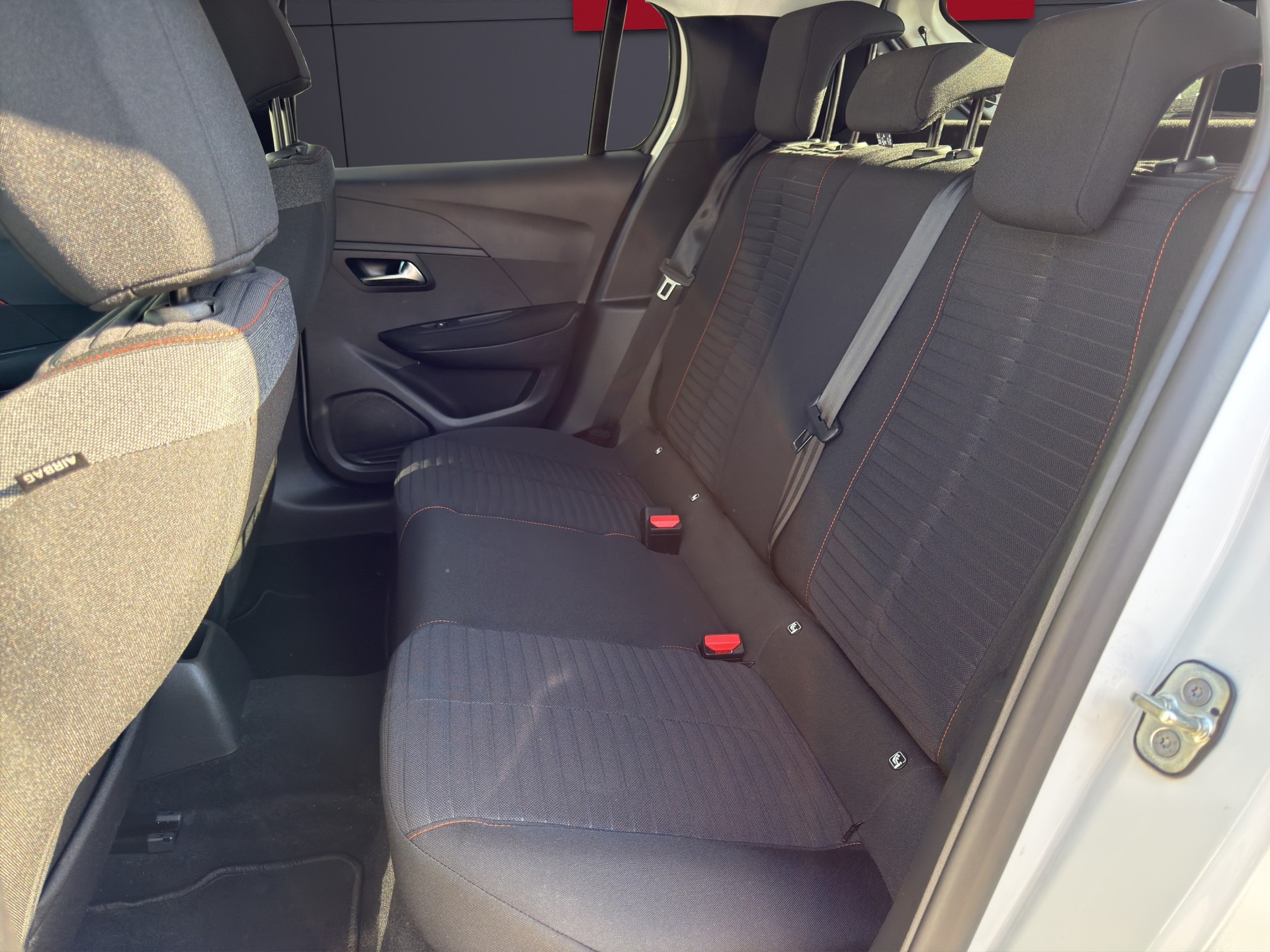PEUGEOT 208 1.2 Active Pack EAT8-image-6