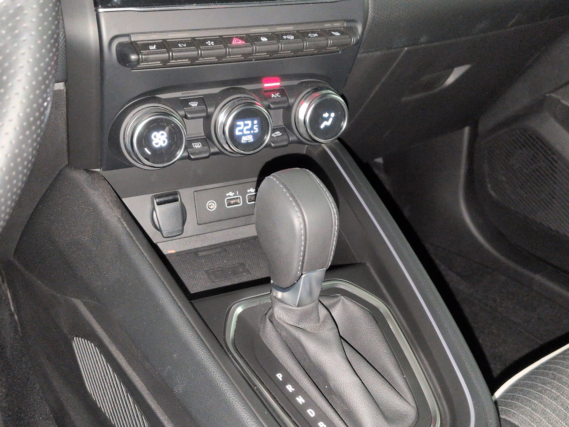 MITSUBISHI COLT 1.6 HEV Instyle-image-11