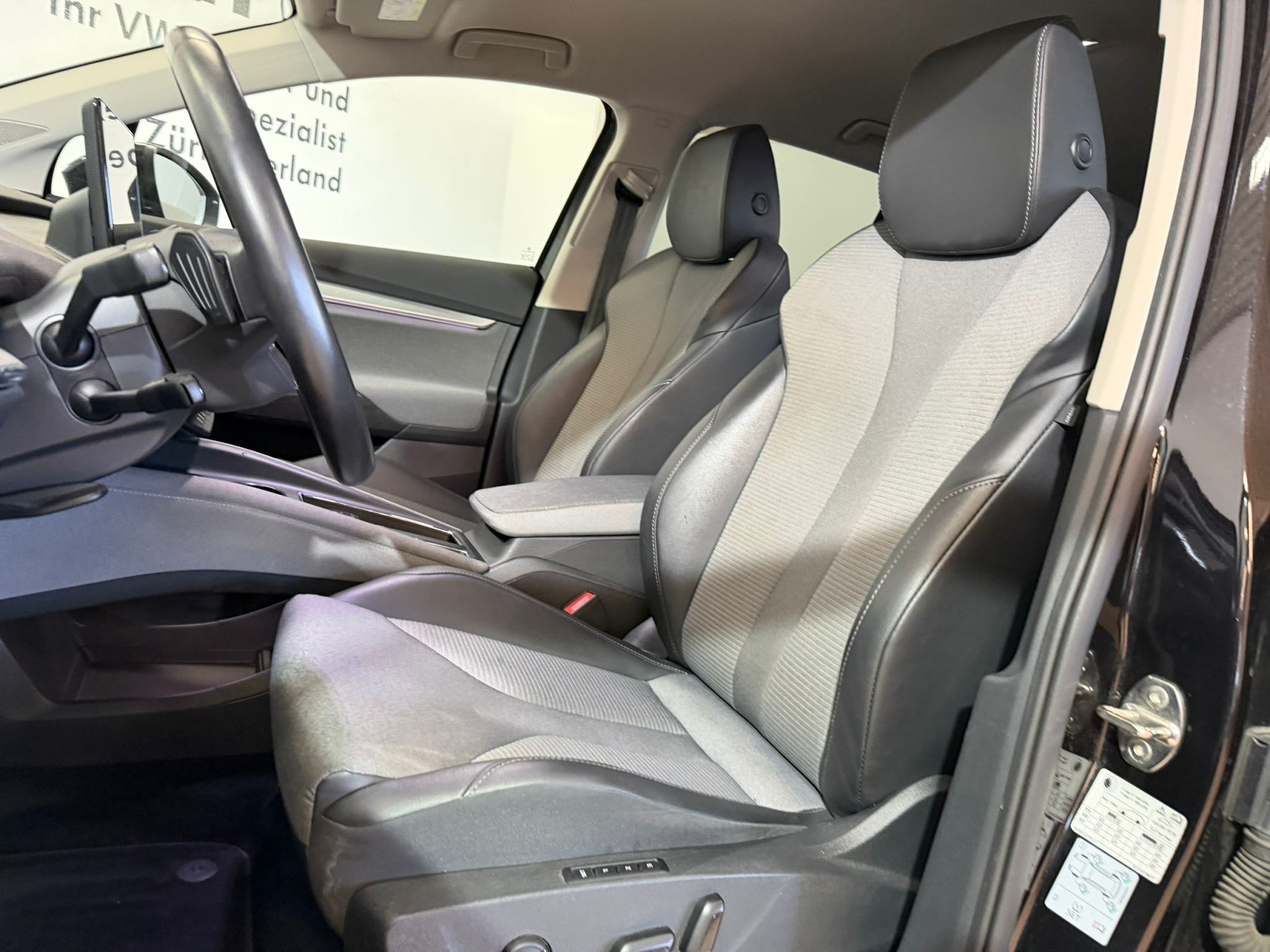SKODA Enyaq iV 60-image-8