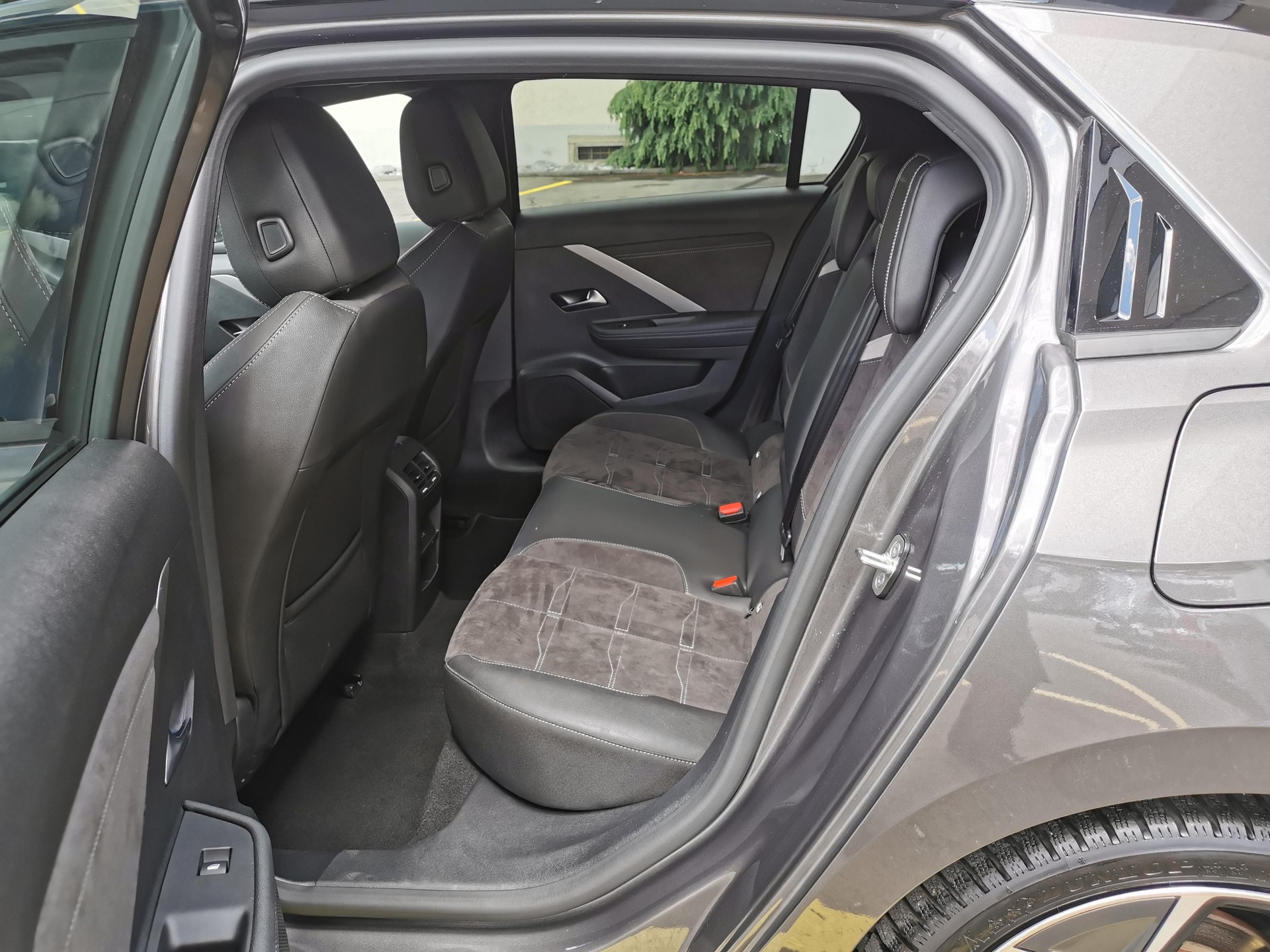 OPEL Astra 1.6 T PHEV 180 Swiss Premium-image-8