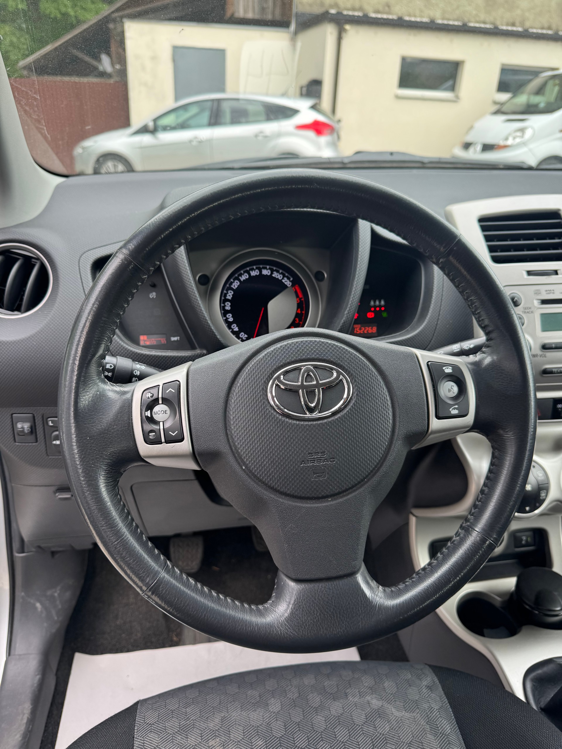 TOYOTA UrbanCruiser 1.4 D-4D Linea Sol 4WD-image-10