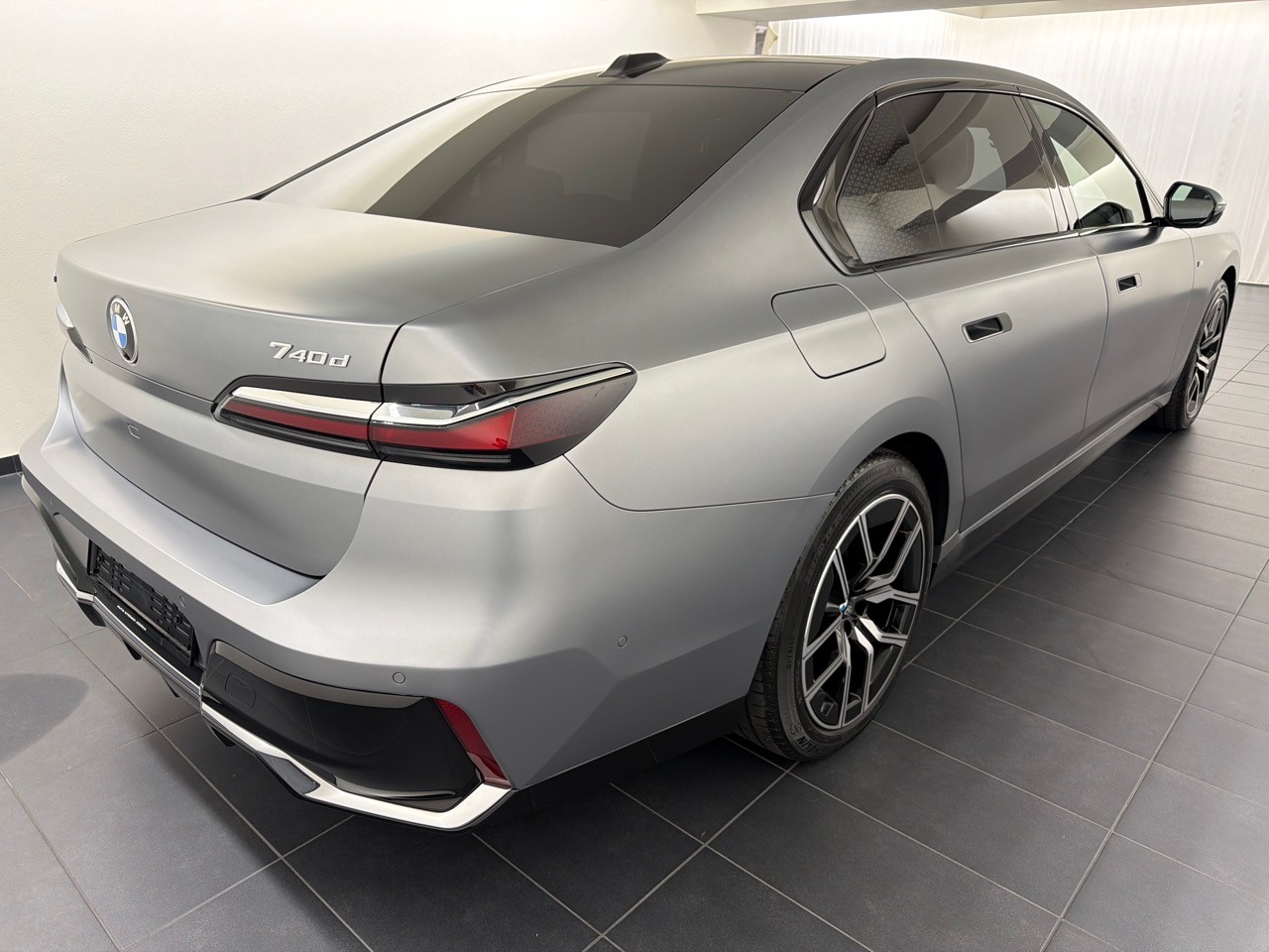 BMW 740d xDrive 48V M Sport-showroom-element-2