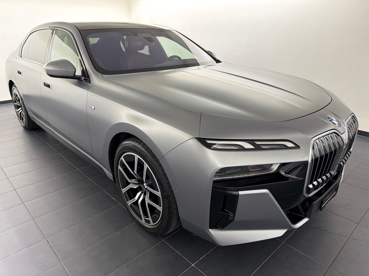 BMW 740d xDrive 48V M Sport-showroom-element-3