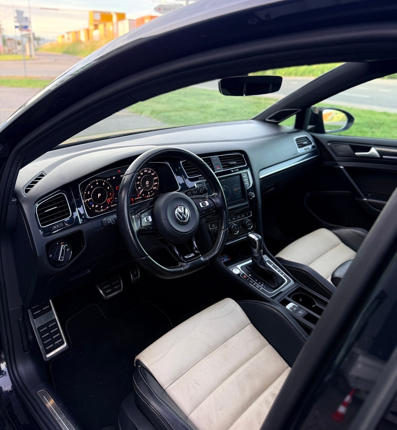VW Golf 2.0 TSI R 4Motion DSG-image-4