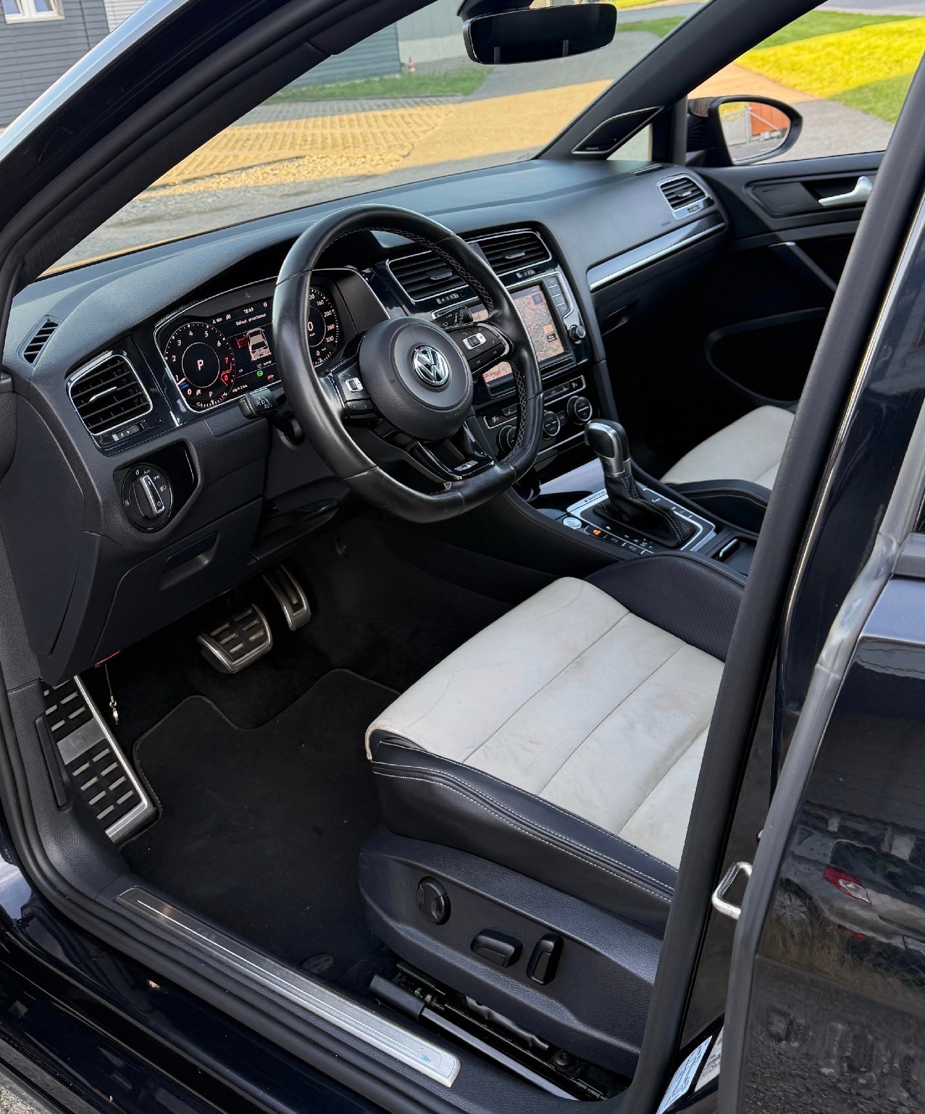 VW Golf 2.0 TSI R 4Motion DSG-image-8